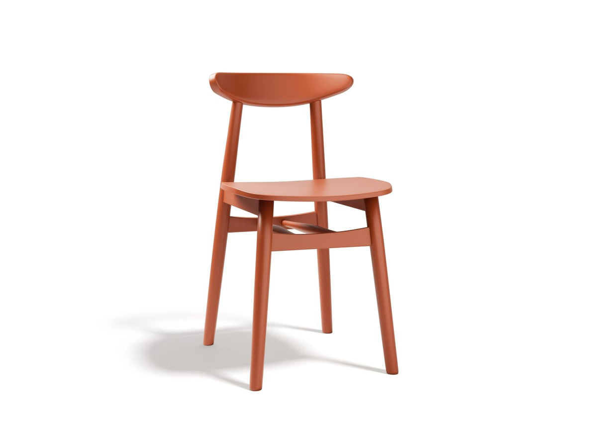 Zwei Stühle des Sets Elie von Cosmopolitan Design aus Buche-Massivholz mit Sperrholzsitz, Farbe Flamingo-Wood, Holzbeine bereits montiert.