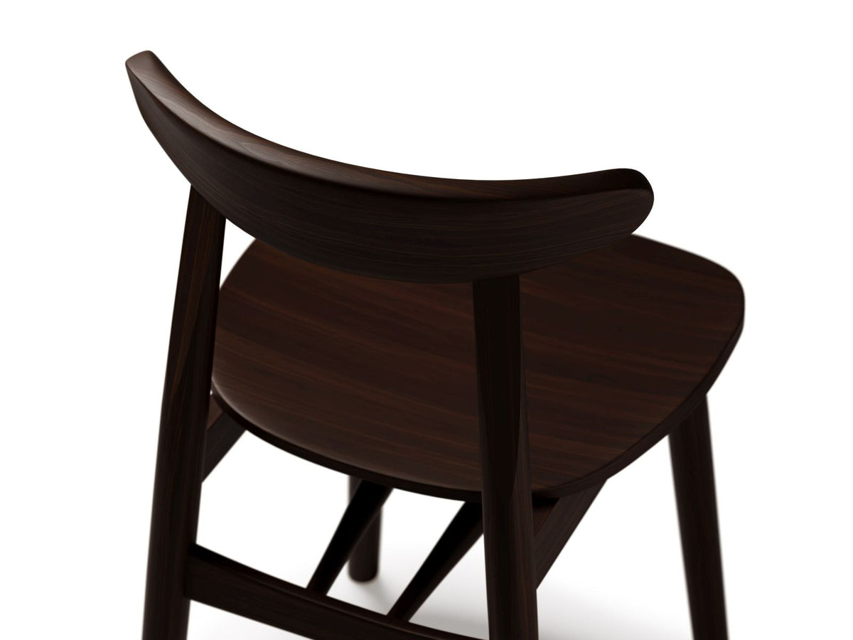 Zwei Stühle des Sets Elie von Cosmopolitan Design aus Buche-Massivholz mit Sperrholzsitz, Farbe Flamingo-Wood, Holzbeine bereits montiert.