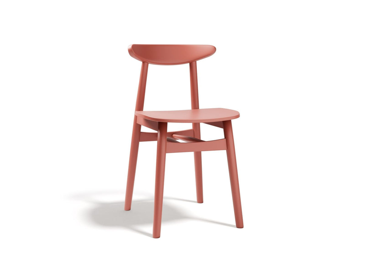 Zwei Stühle des Sets Elie von Cosmopolitan Design aus Buche-Massivholz mit Sperrholzsitz, Farbe Flamingo-Wood, Holzbeine bereits montiert.