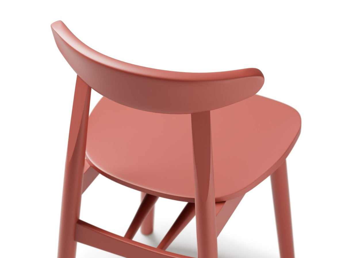 Zwei Stühle des Sets Elie von Cosmopolitan Design aus Buche-Massivholz mit Sperrholzsitz, Farbe Flamingo-Wood, Holzbeine bereits montiert.