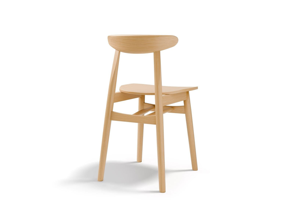 Zwei Stühle des Sets Elie von Cosmopolitan Design aus Buche-Massivholz mit Sperrholzsitz, Farbe Flamingo-Wood, Holzbeine bereits montiert.