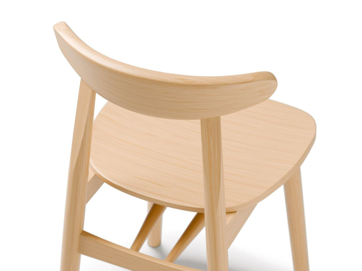 Zwei Stühle des Sets Elie von Cosmopolitan Design aus Buche-Massivholz mit Sperrholzsitz, Farbe Flamingo-Wood, Holzbeine bereits montiert.