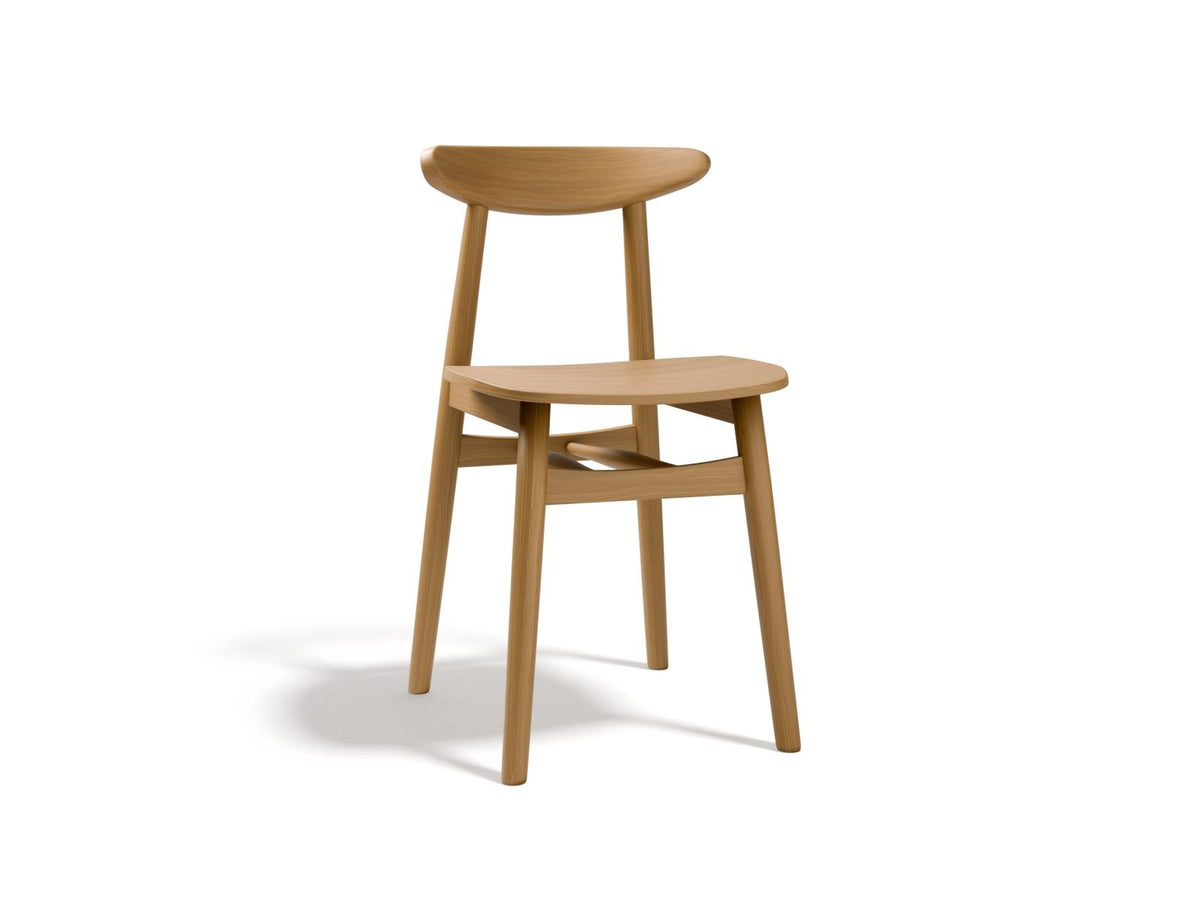Zwei Stühle des Sets Elie von Cosmopolitan Design aus Buche-Massivholz mit Sperrholzsitz, Farbe Flamingo-Wood, Holzbeine bereits montiert.