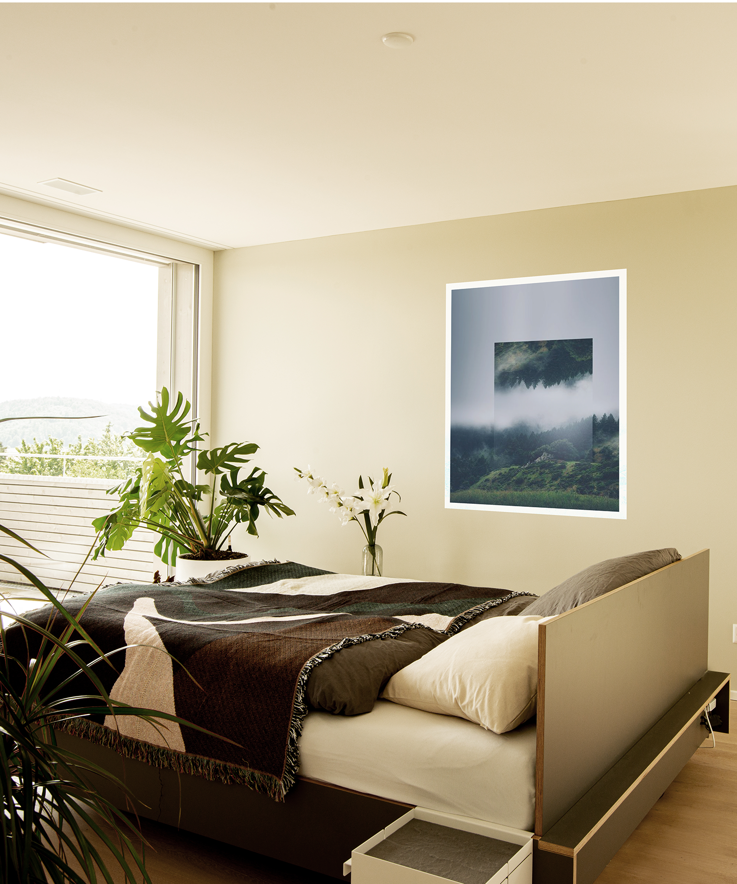 Schlafzimmer mit Bett von Müller Möbelwerkstätten und Pflanzen