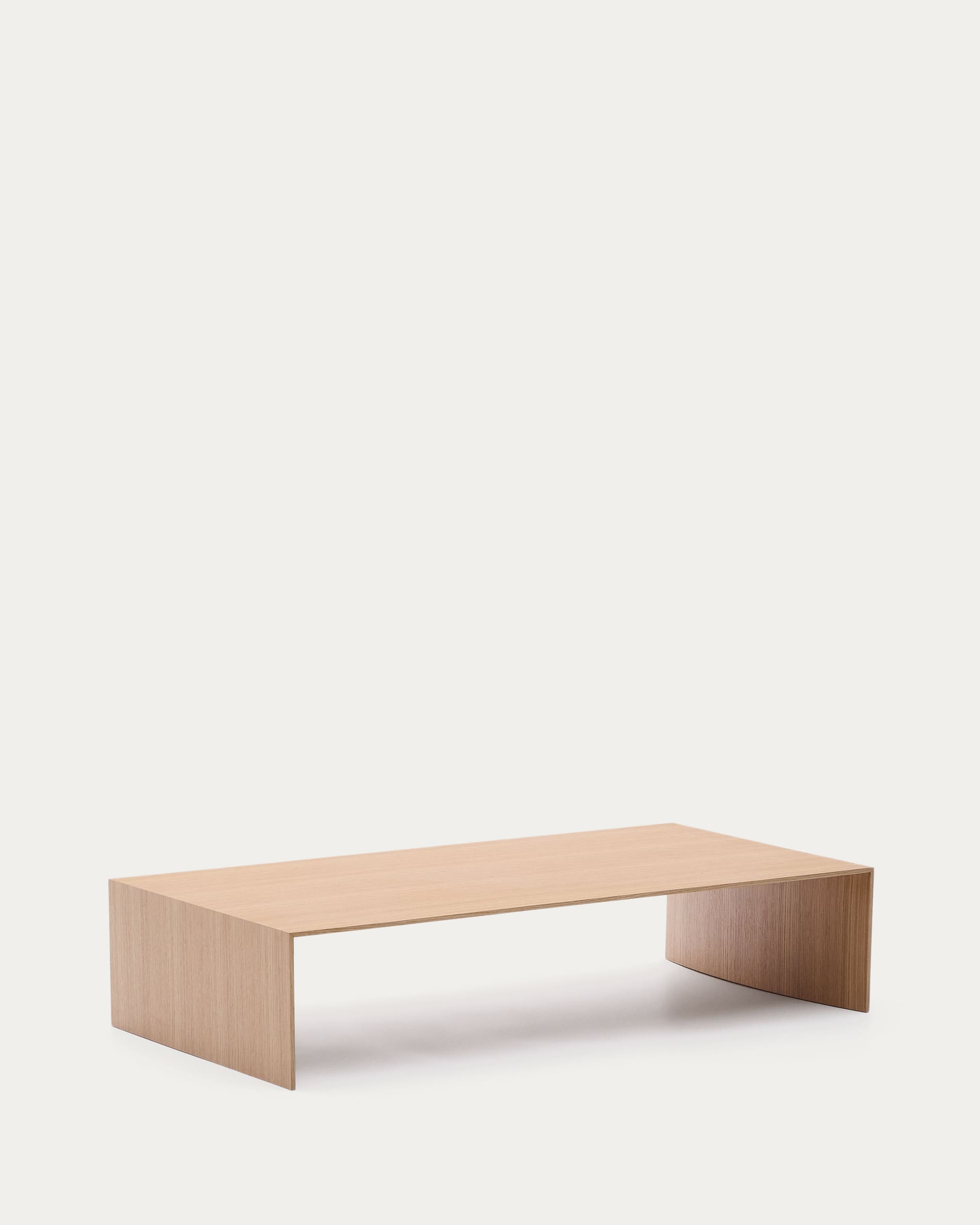 Eleganter Couchtisch Litto aus Eichenfurnier, 140x70 cm, naturfarbenes Finish, von Kave Home. Perfekt für modernes Wohnen.