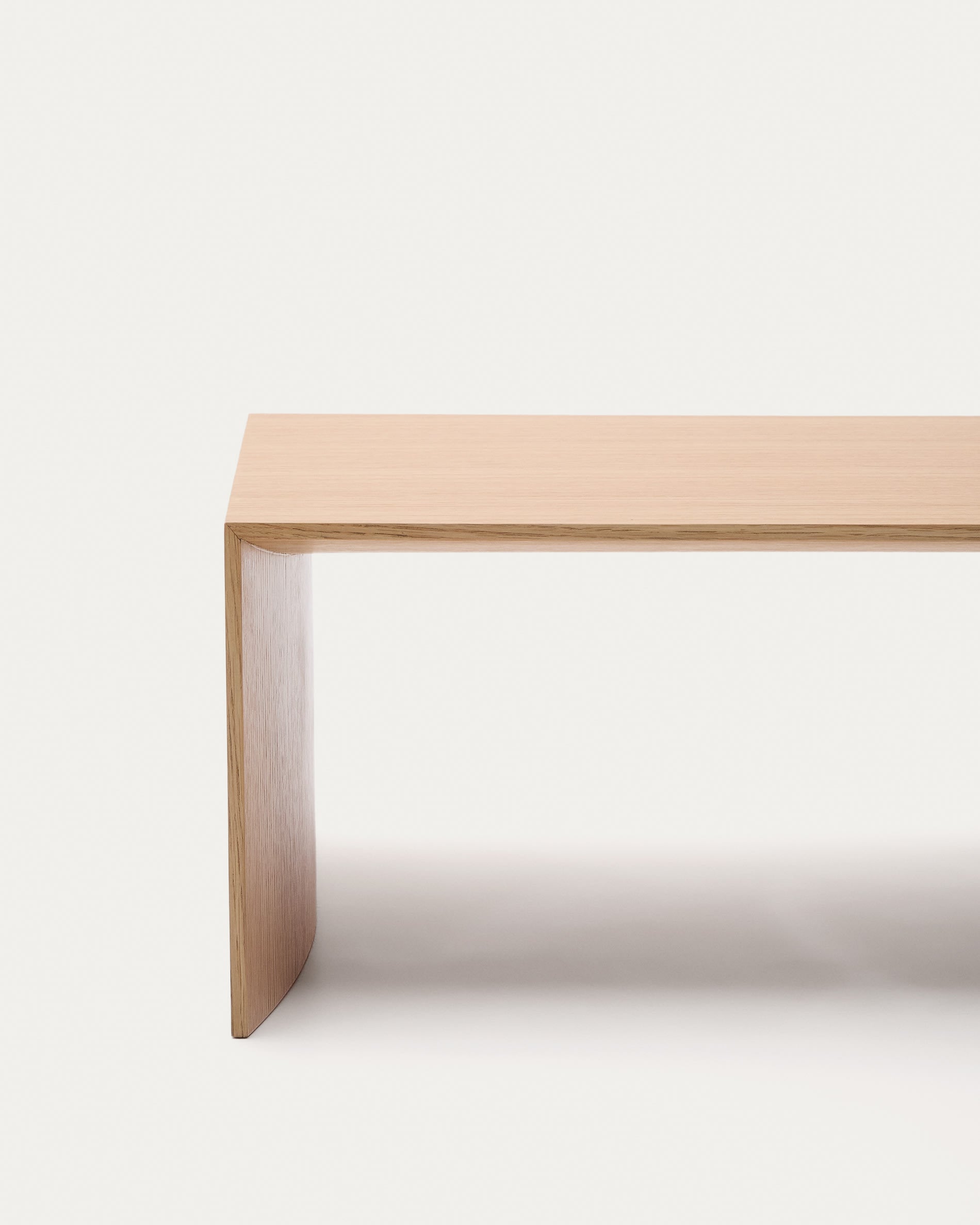 Stilvoller Couchtisch Litto aus hochwertigem Eichenfurnier, 140 x 70 cm, mit natürlicher Holzmaserung. Ideal für jedes moderne Wohnzimmer.