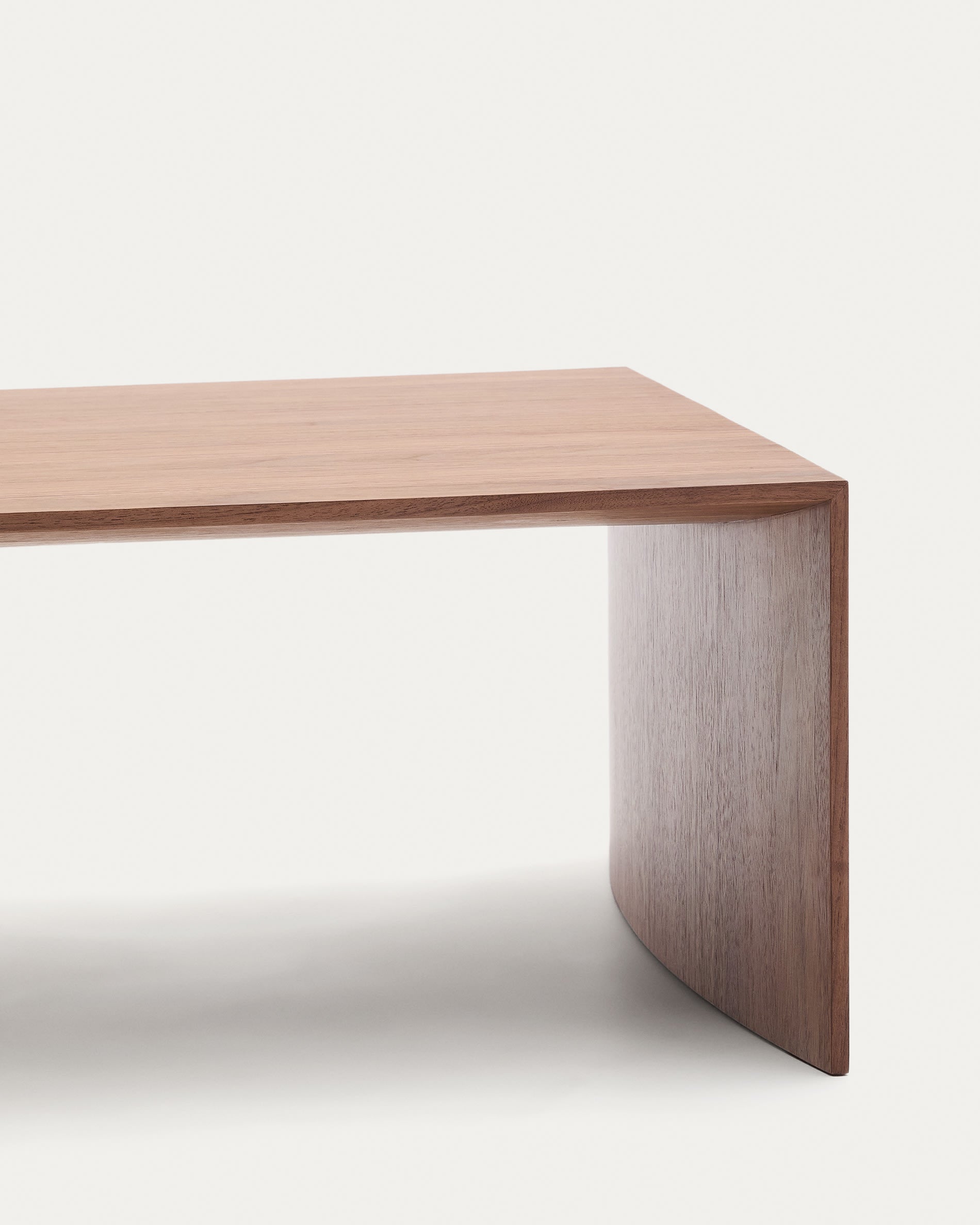 Eleganter Couchtisch Litto aus hochwertigem Walnussfurnier, 140 x 70 cm, von Kave Home – perfektes Design für stilvolle Wohnräume.