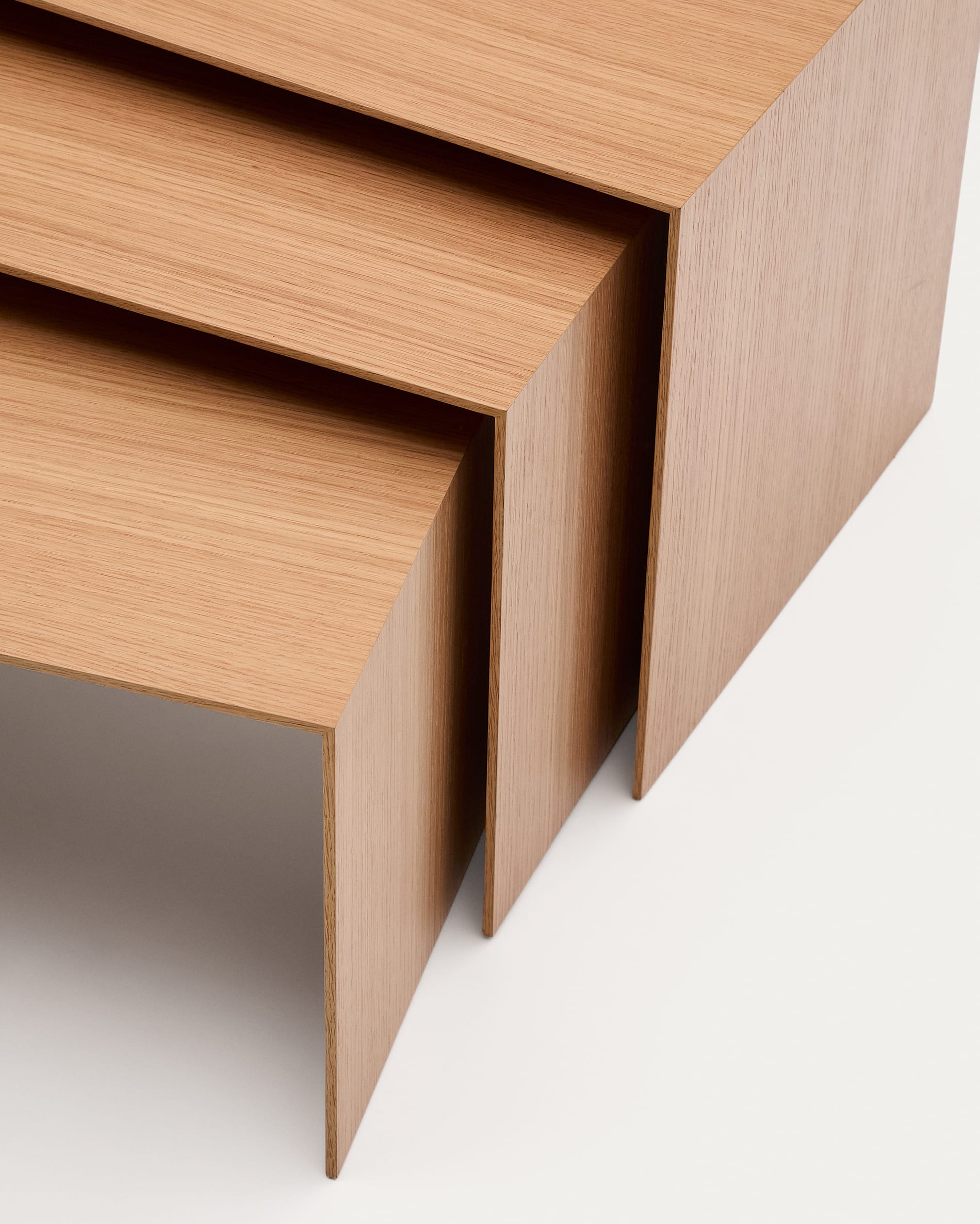 Set Litto: 3 stilvolle Satztische aus hochwertigem Eichenfurnier, vielseitig einsetzbar, Maße 60x40, 51x36, 42x31 cm, perfekt für jedes Zuhause.