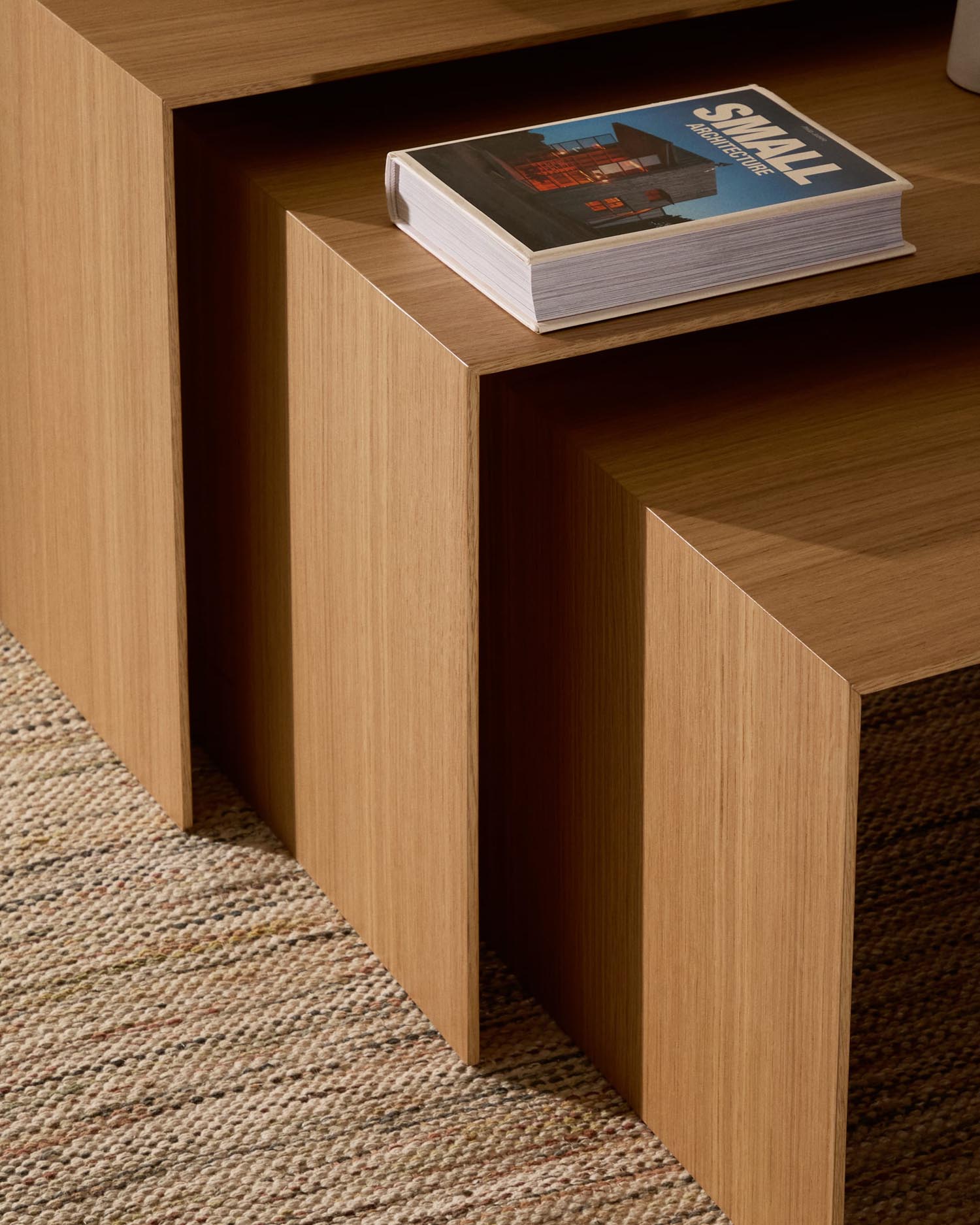 Set Litto: 3 Satztische aus Eichenfurnier, naturfarben, Grössen 60x40, 51x36, 42x31 cm, elegant und vielseitig einsetzbar.