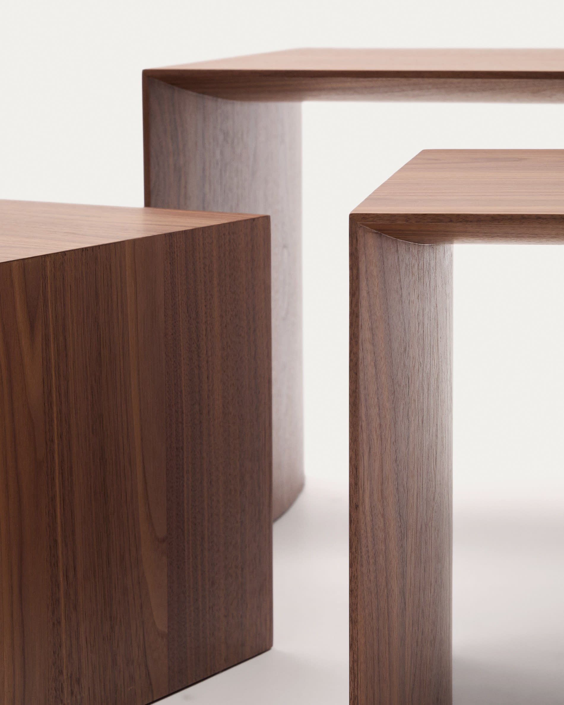 Vielseitiges Set aus 3 Walnussfurnier-Nesttischen, perfekt für jeden Raum. Stilvolles Design und praktische Nutzungsmöglichkeiten.