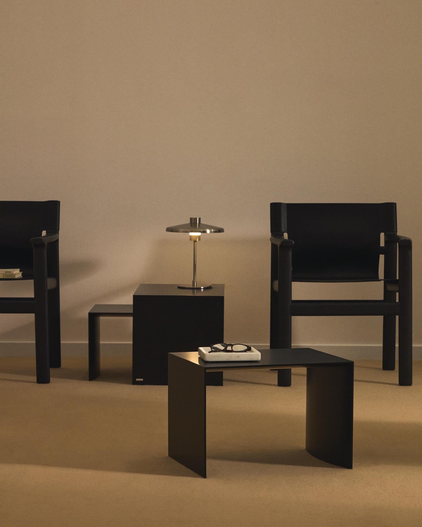 Set Litto aus 3 Nesttischen aus schwarz lackiertem MDF 60 x 40 / 51 x 36 / 42 x 31 cm in Schwarz präsentiert im Onlineshop von KAQTU Design AG. Couchtisch ist von Kave Home