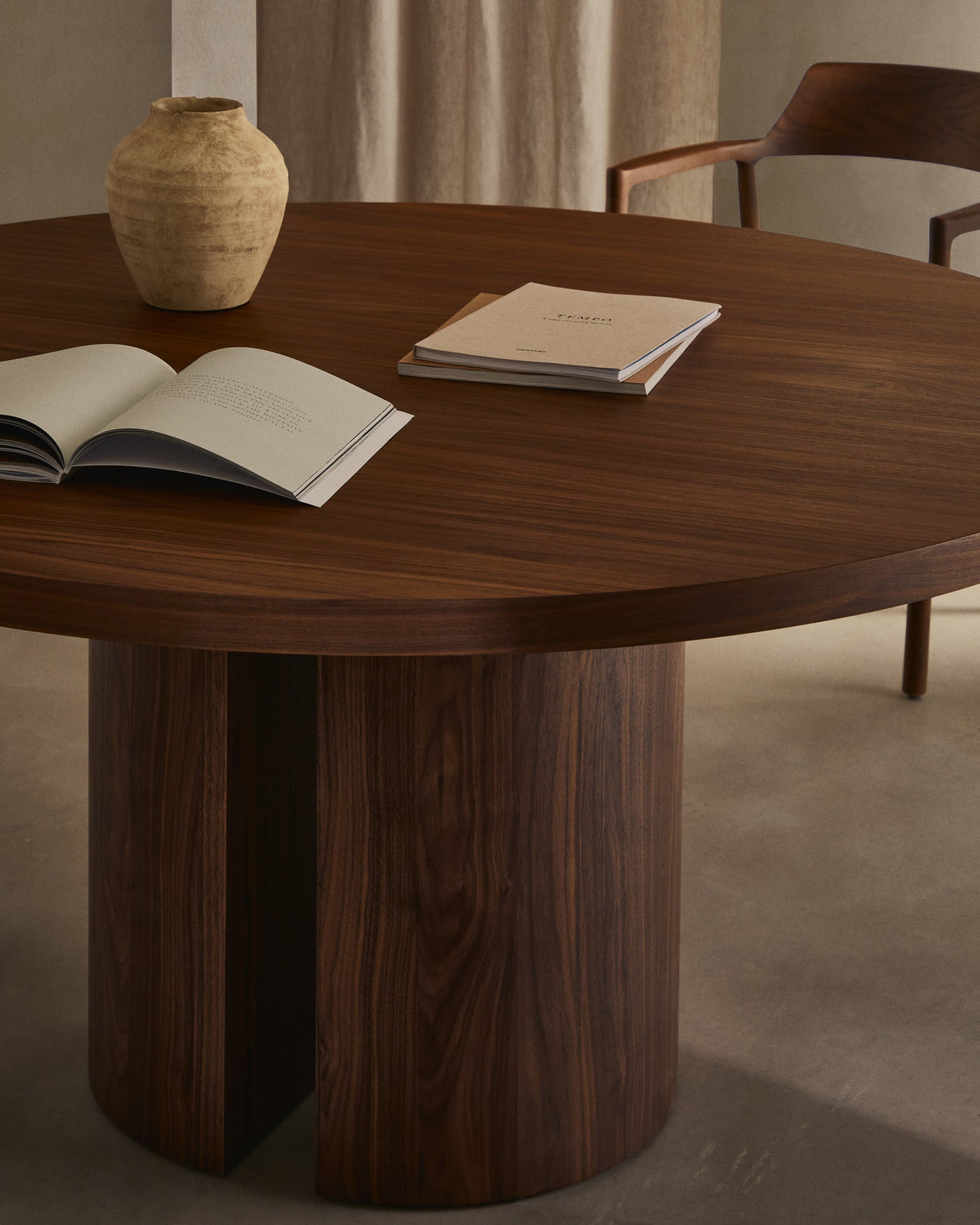 Eleganter runder Tisch aus Nussbaumfurnier, Ø 150 cm, mit dunklem Finish. Perfekt für stilvolle Esszimmer.