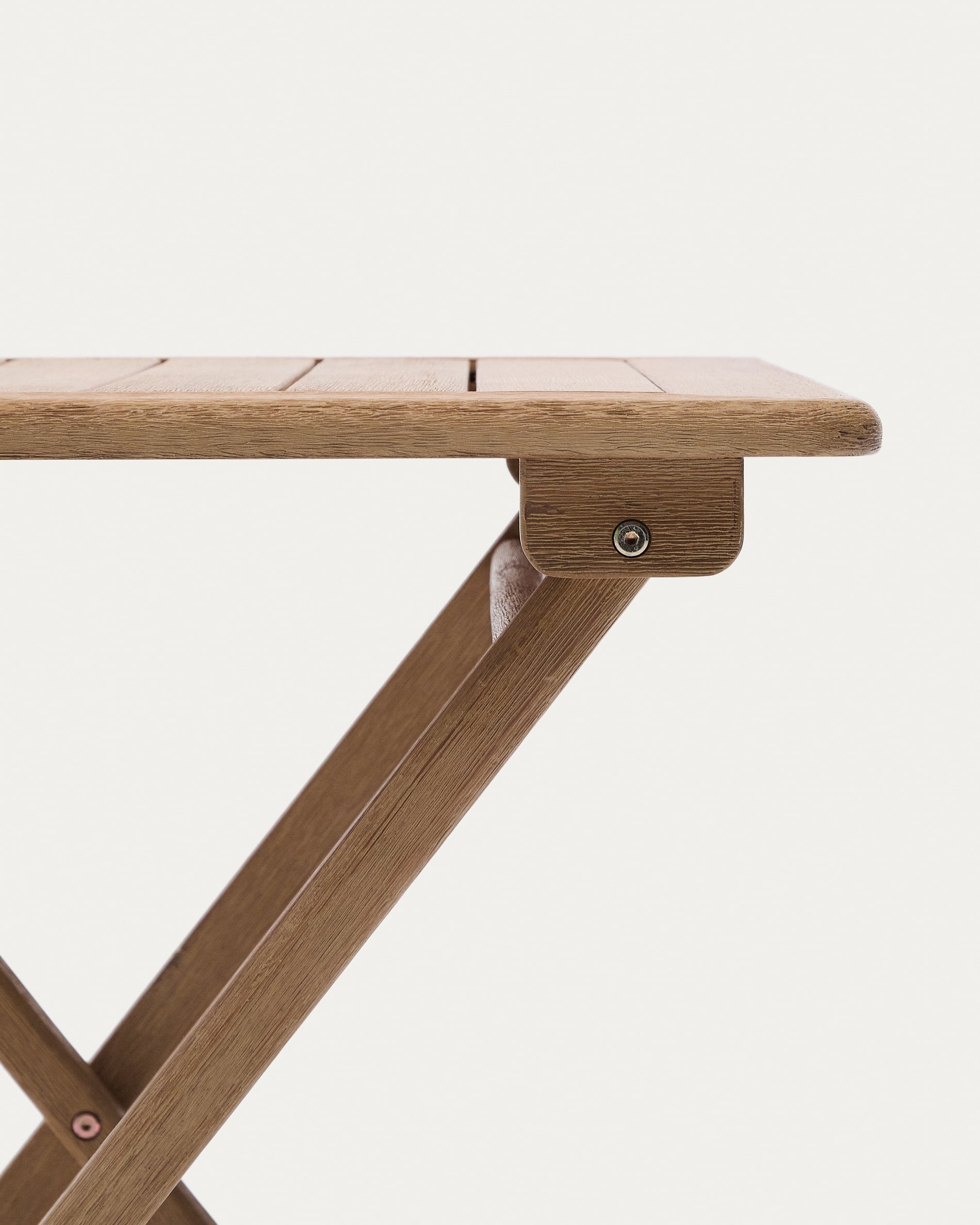 Eleganter Klapptisch Dandara aus massivem Akazienholz, 66 x 66 cm, mit Pulverbeschichtung für Stabilität und Witterungsschutz. Perfekt für jeden Außenbereich.