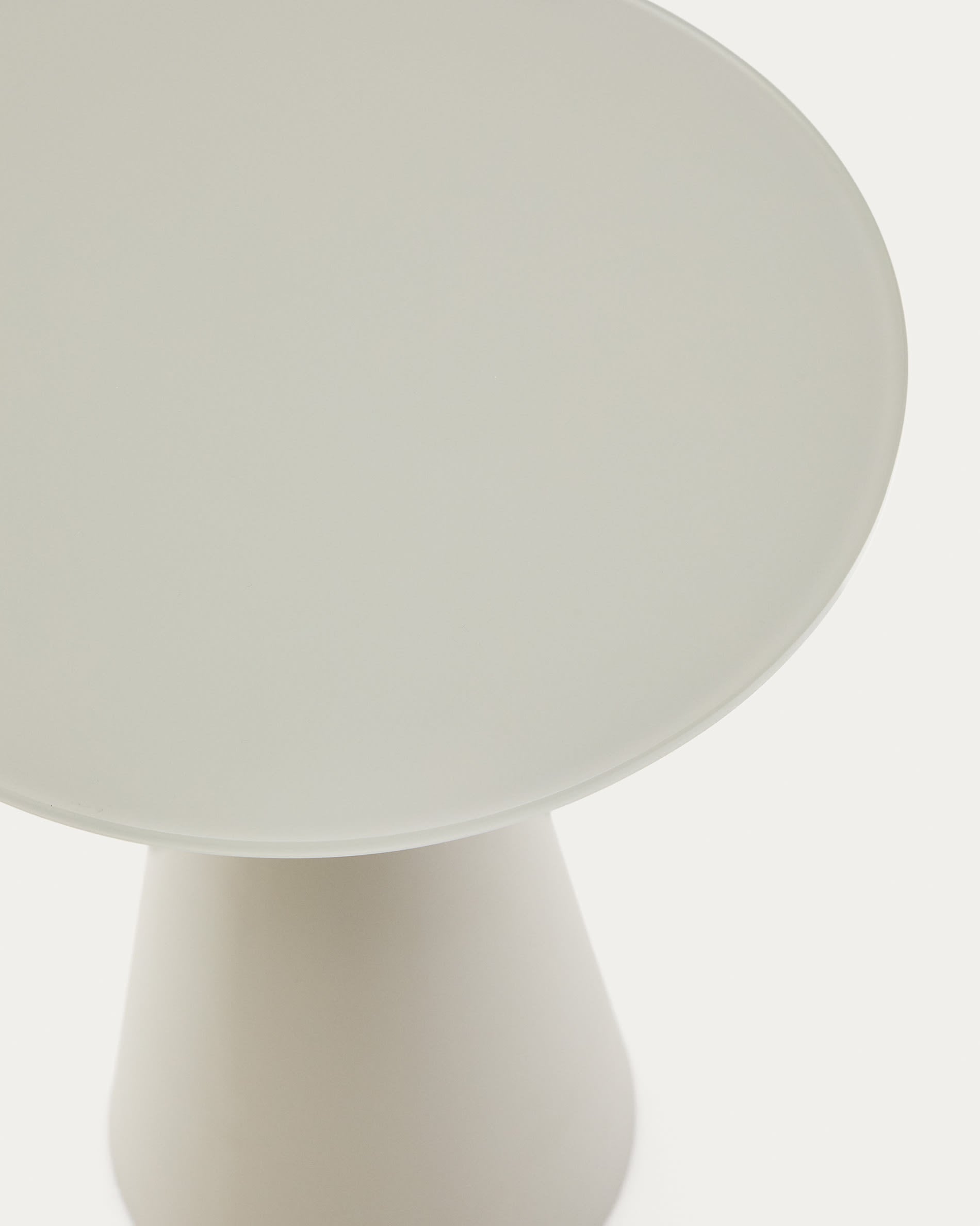 Eleganter Wilshire Beistelltisch von Kave Home, Ø35 cm, aus robustem Milchglas und matt grauem Stahl – perfekt für jedes moderne Zuhause.