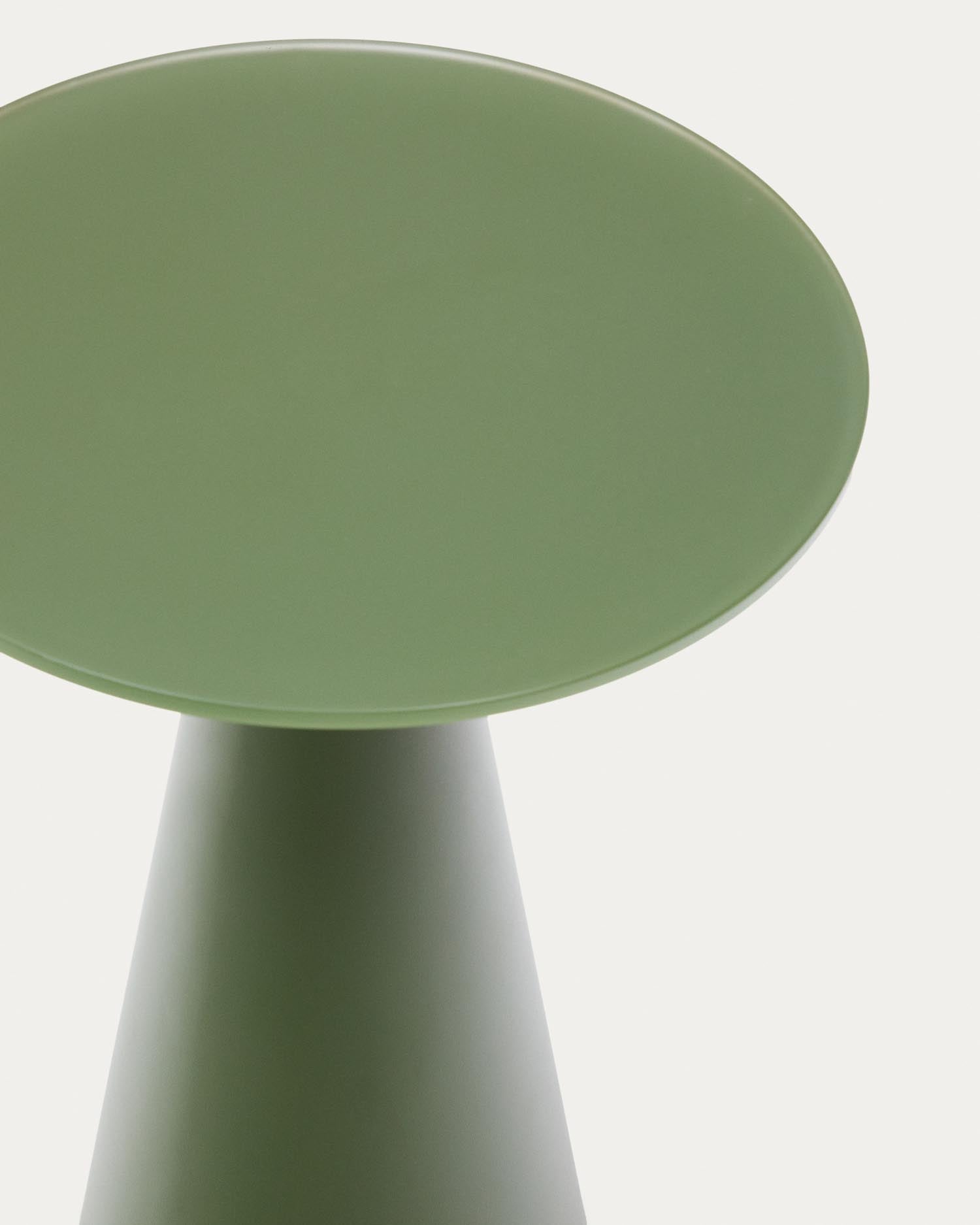 Der Wilshire Beistelltisch von Kave Home vereint modernes Design mit Funktionalität. Robustes, matt grünes Stahlgestell und gehärtetes Milchglas machen ihn zum perfekten Akzent in jedem Raum.