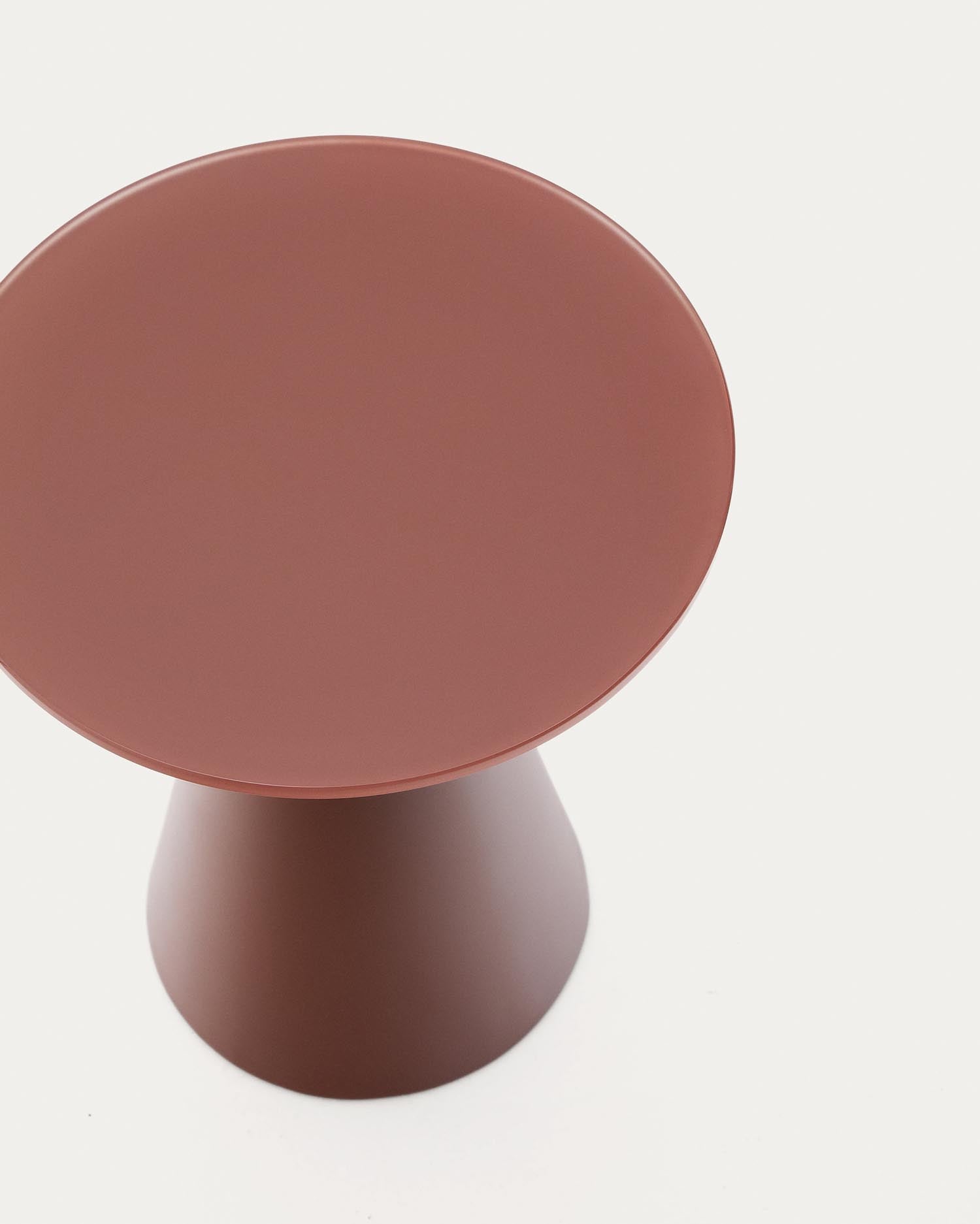 Der Wilshire Beistelltisch vereint stilvolles Design mit Funktionalität. Aus gehärtetem Milchglas und matt terracottafarbenem Stahl gefertigt, ist er perfekt für moderne Wohnräume.