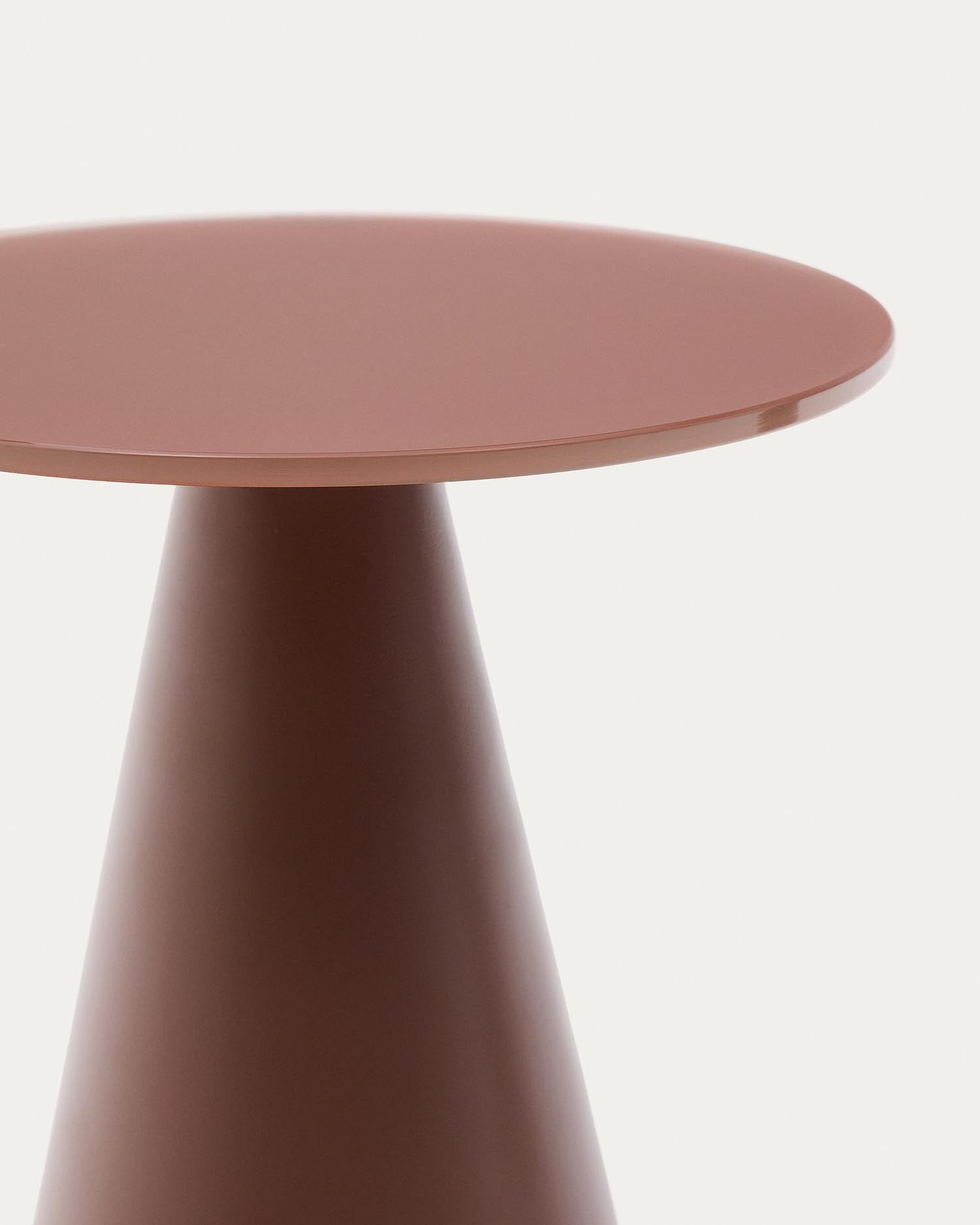 Der Wilshire Beistelltisch kombiniert elegantes Milchglas mit robustem, terracottafarbenem Stahl. Ideal für jeden Raum, bietet er Stil und Funktionalität.