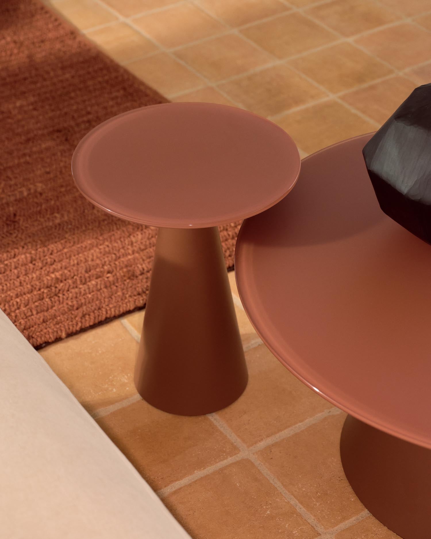 Entdecken Sie den eleganten Wilshire Beistelltisch aus gehärtetem Milchglas und robustem, matt terracottafarbenem Stahl. Ideal für jeden Raum!