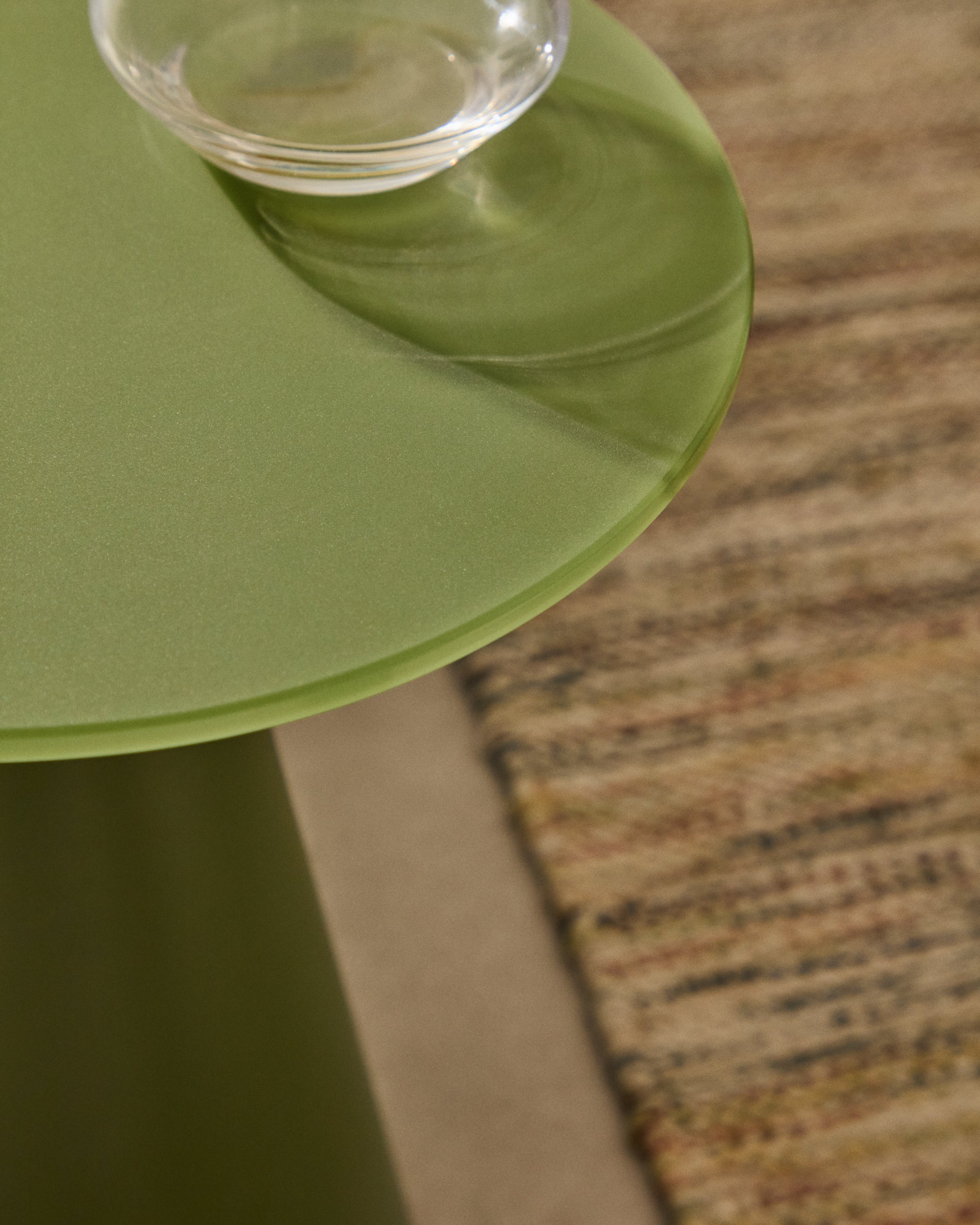 Wilshire Beistelltisch aus glasiertem gehärteten Glas und Stahl matt grün lackiert Ø30 cm in Grün präsentiert im Onlineshop von KAQTU Design AG. Beistelltisch ist von Kave Home