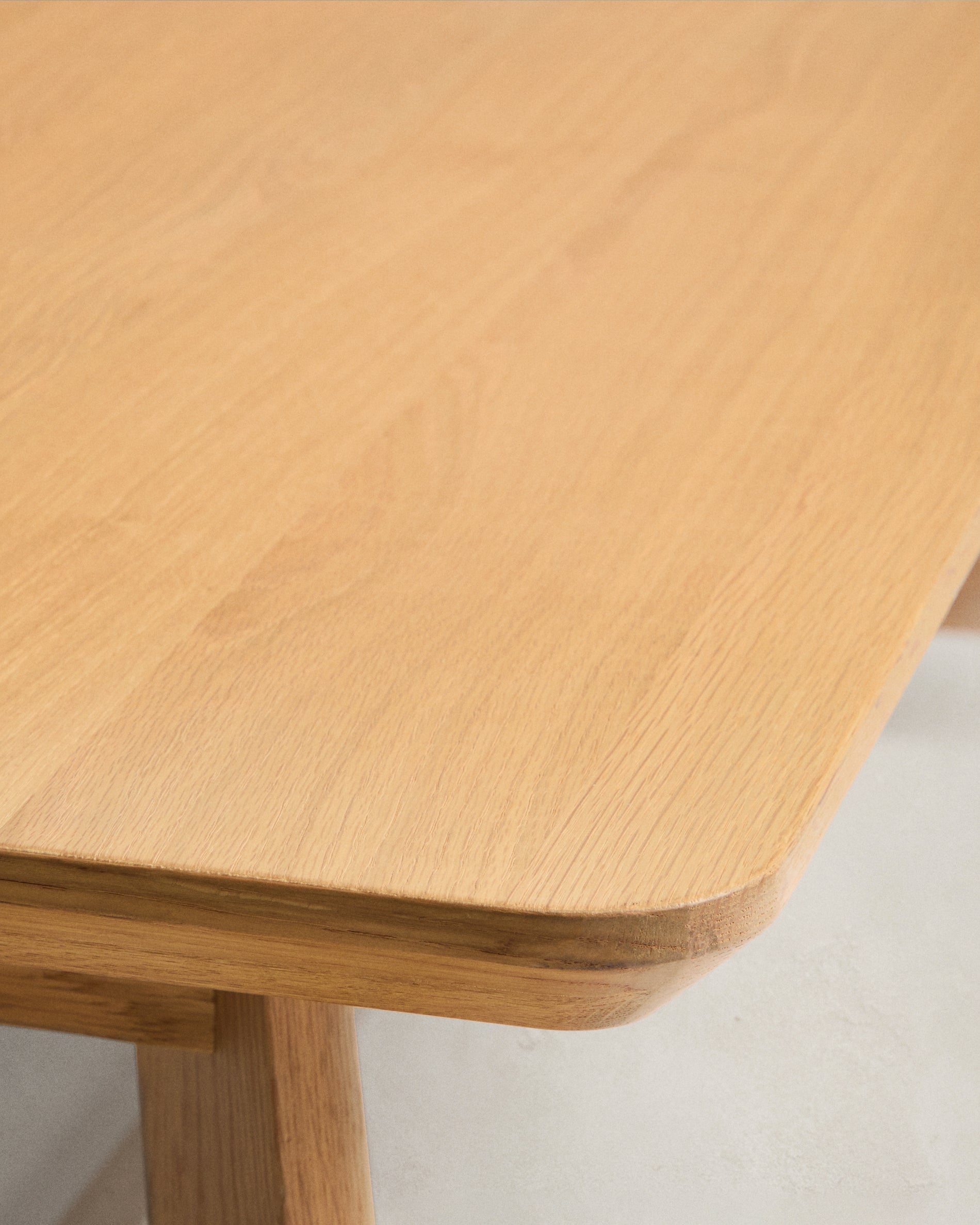 Tisch Idun aus furniertem und massivem Eichenholz mit Finish in natürlichem Farbton FSC Mix Credit 220 x 100 cm in Natur präsentiert im Onlineshop von KAQTU Design AG. Esstisch ist von Kave Home