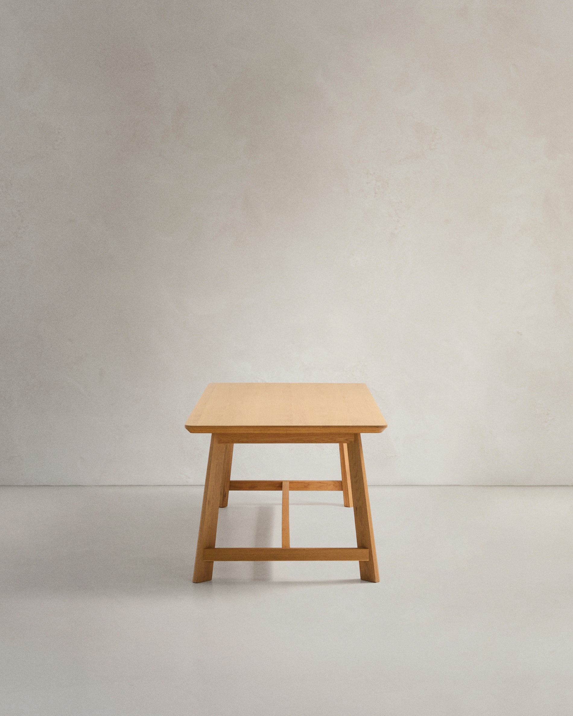 Tisch Idun aus furniertem und massivem Eichenholz mit Finish in natürlichem Farbton FSC Mix Credit 220 x 100 cm in Natur präsentiert im Onlineshop von KAQTU Design AG. Esstisch ist von Kave Home