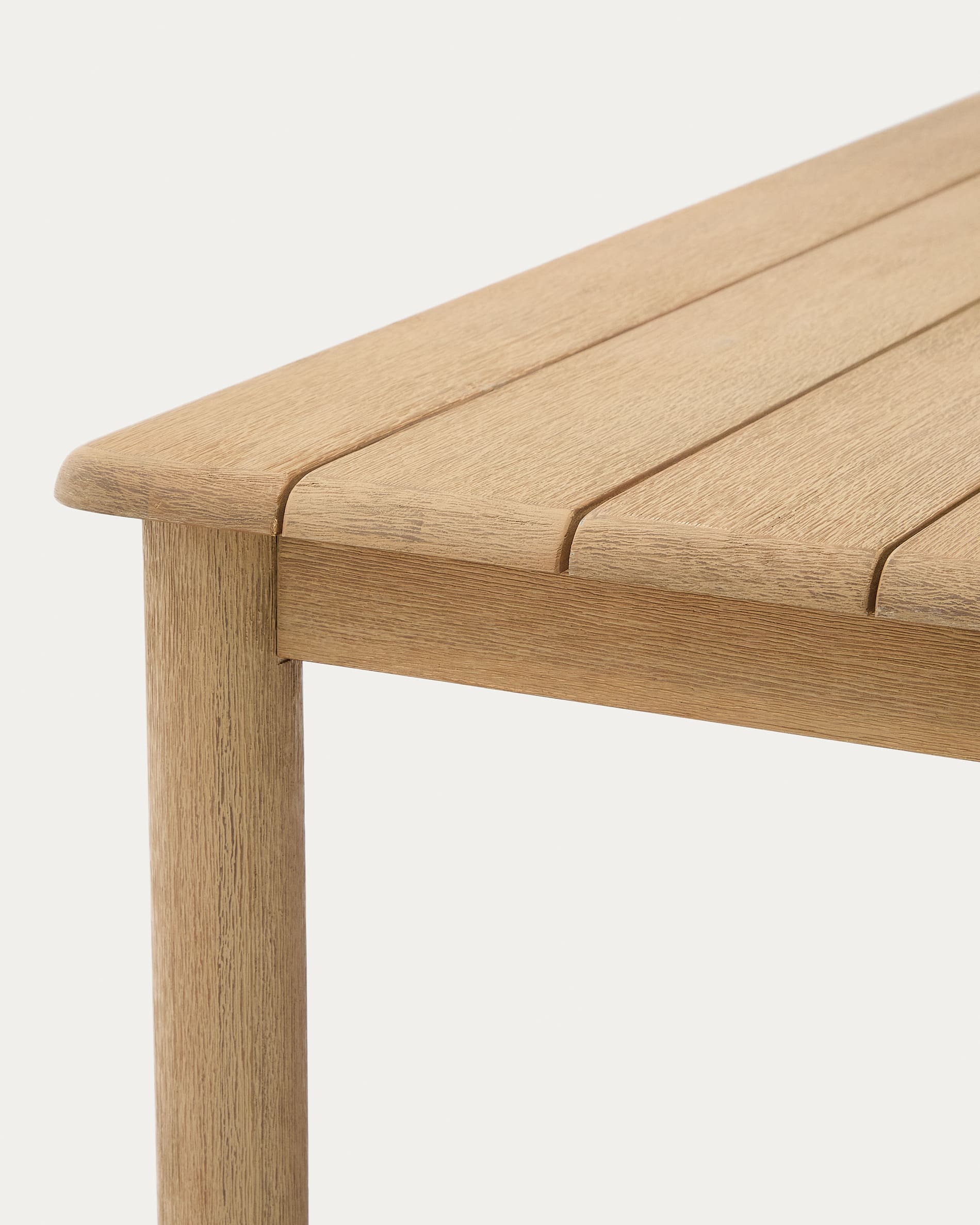 Der Tisch Sori aus massivem Akazienholz (200 x 100 cm) bietet elegantes Design und hohe Funktionalität für jeden Außenbereich.