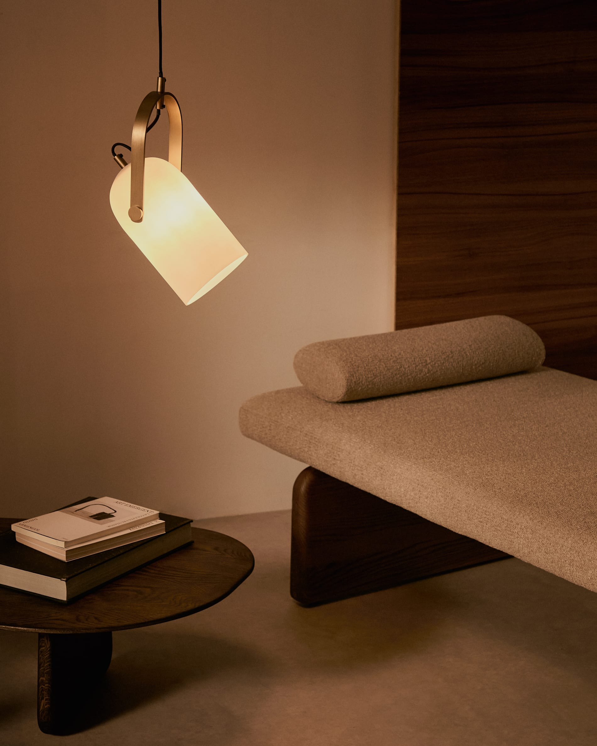 Eleganter Couchtisch Pirita aus FSC-zertifizierter massiver Eiche, schwarzes Finish, Masse 146 x 56,5 cm, von Kave Home.