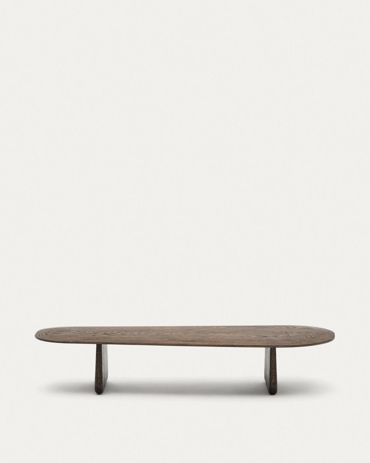 Couchtisch Pirita aus massiver Eiche mit dunklem Finish 147 x 65 cm FSC 100% in Dunkelbraun präsentiert im Onlineshop von KAQTU Design AG. Couchtisch ist von Kave Home