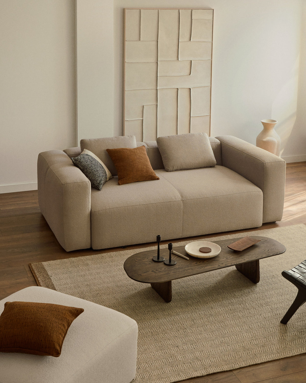 Couchtisch Pirita aus massiver Eiche mit dunklem Finish 147 x 65 cm FSC 100% in Dunkelbraun präsentiert im Onlineshop von KAQTU Design AG. Couchtisch ist von Kave Home
