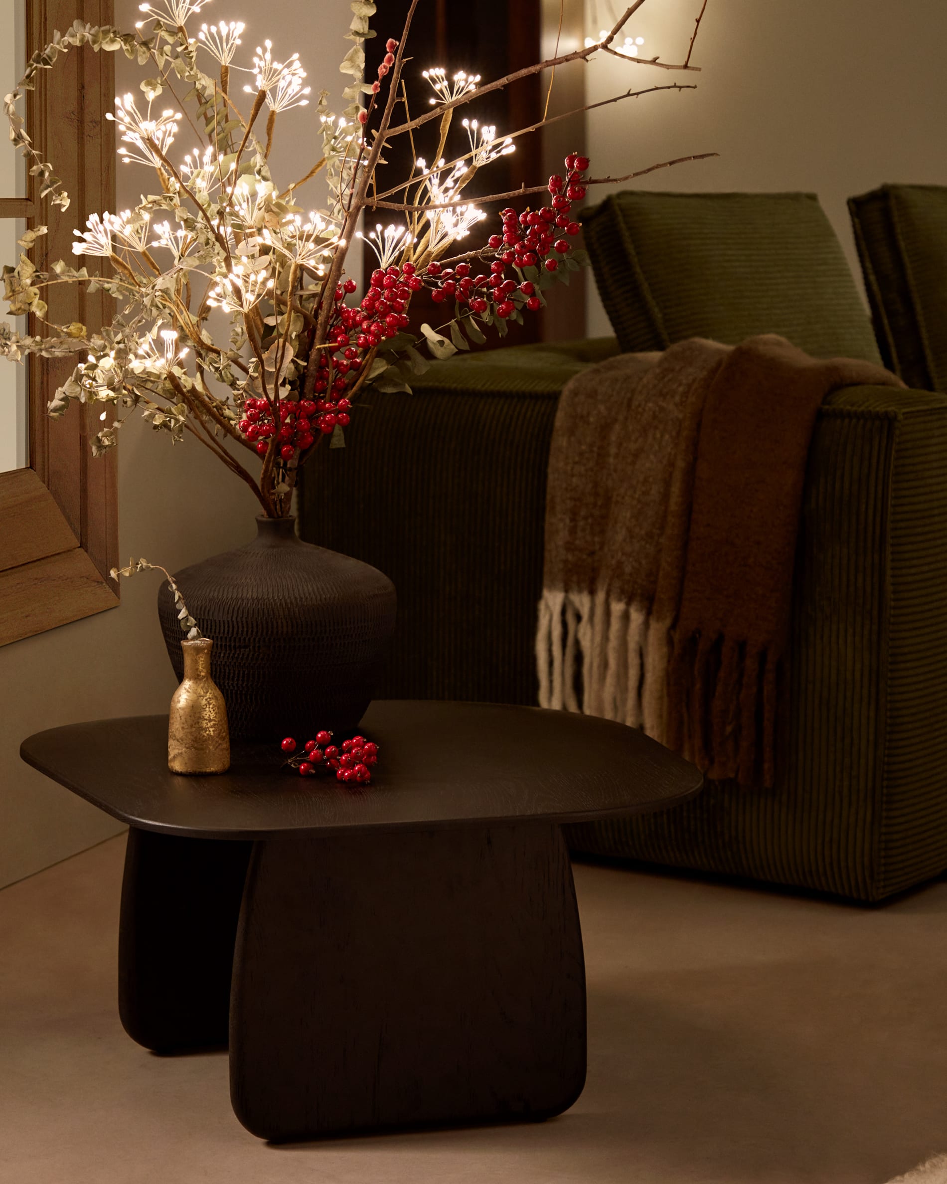 Stilvoller Beistelltisch Pirita aus massiver Eiche mit elegantem schwarzem Finish, FSC-zertifiziert, 70,6 x 70 cm, ideal für jedes Zuhause.