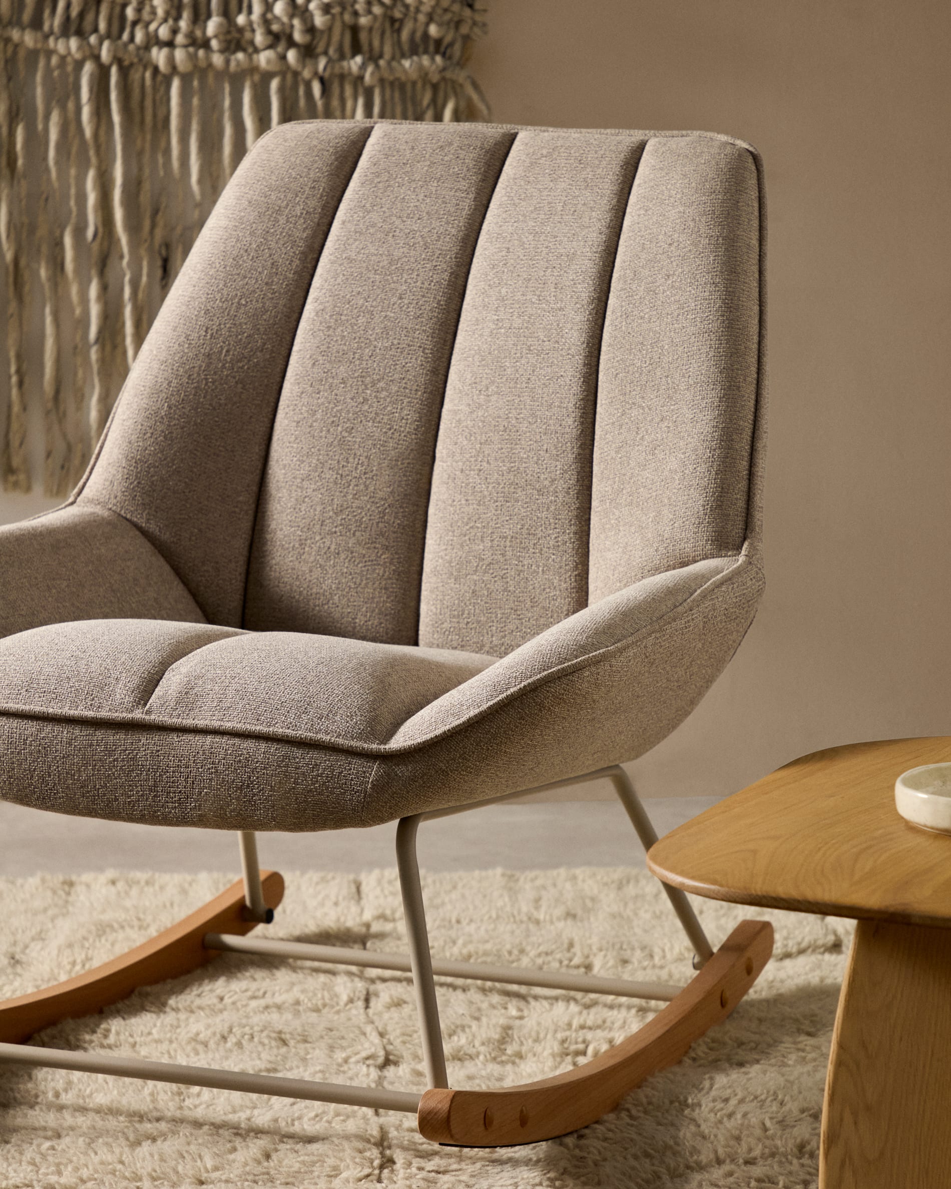 Beistelltisch Pirita aus massiver Eiche, FSC-zertifiziert, 70,6 x 70 cm, mit natürlichem Finish, stilvoll und umweltfreundlich.