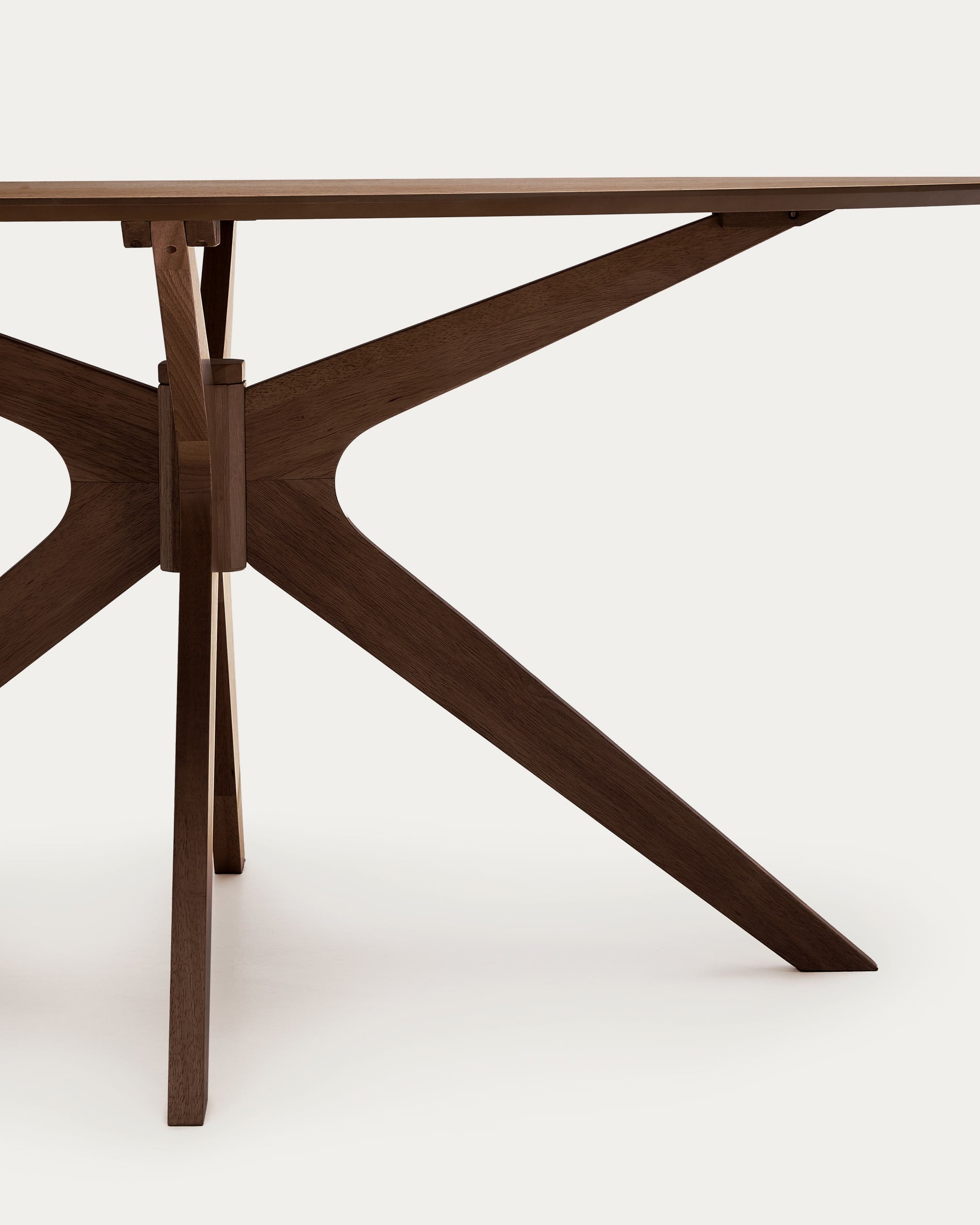 Eleganter Naanim Tisch aus hochwertigem Nussbaumfurnier, 180 x 110 cm, von Kave Home. Perfekt für stilvolle Esszimmer und gesellige Runden.