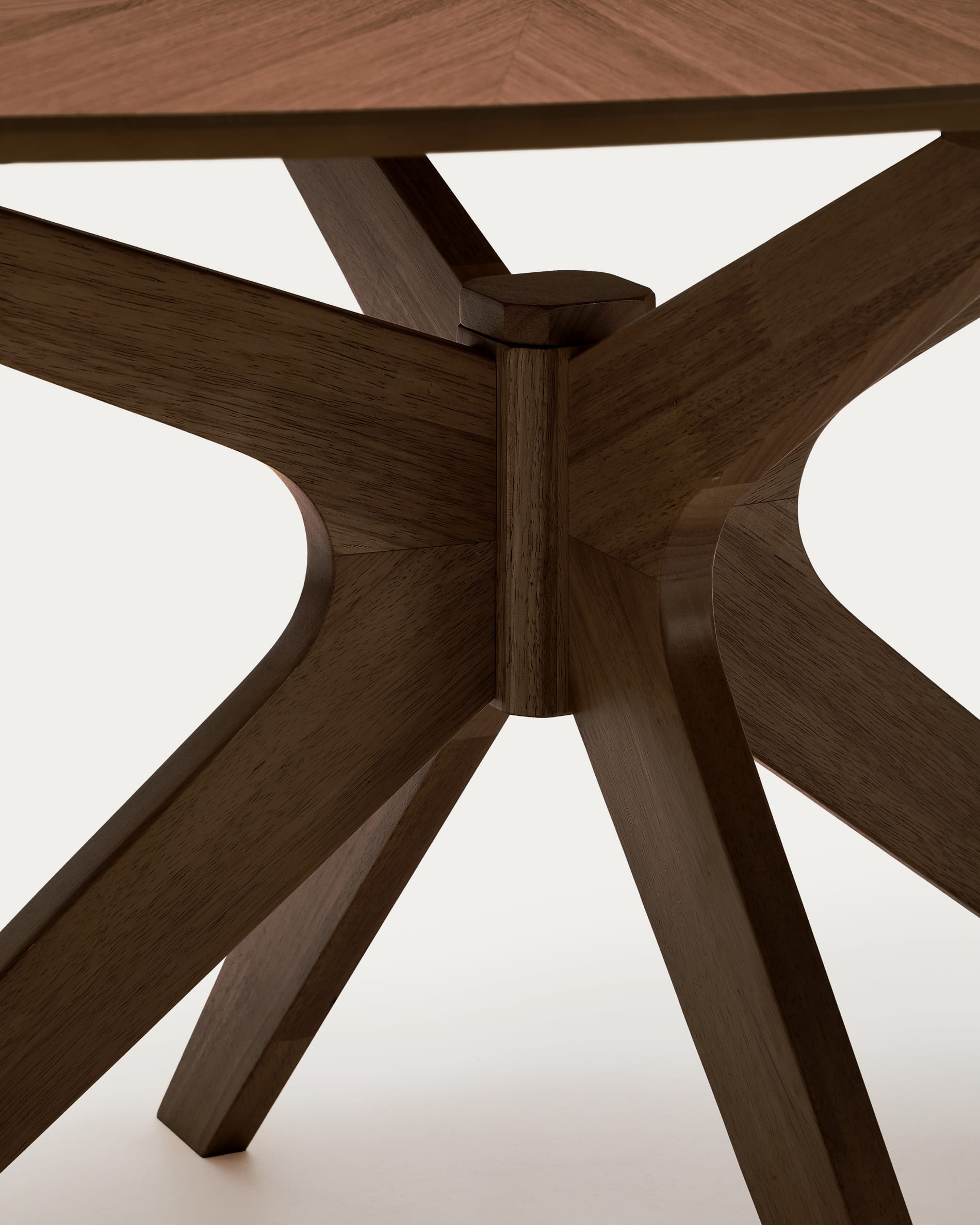 Stilvoller Naanim Tisch von Kave Home, 180 x 110 cm, aus edlem Nussbaumfurnier. Ideal für gesellige Abende und elegantes Ambiente.