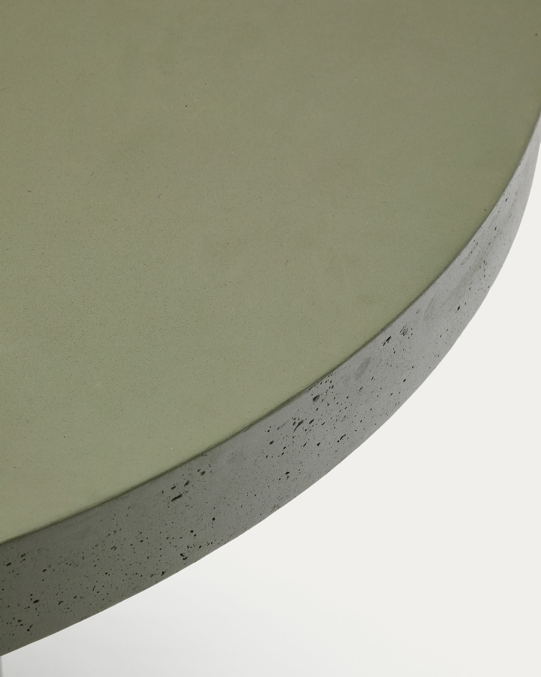 Eleganter runder Tisch Aiguablava in Grün, Ø 120 cm, aus wetterfestem Zement – ideal für stilvolle Gartenmomente und gesellige Runden.