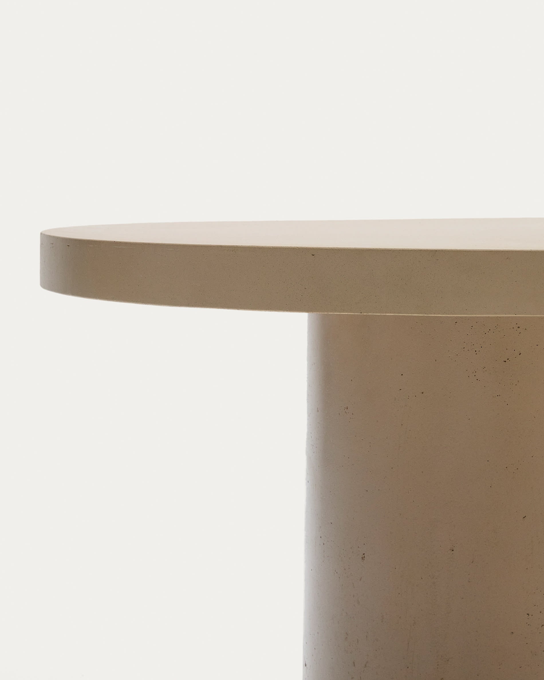 Eleganter runder Gartentisch Aiguablava aus beige gefärbtem Zement, Ø 120 cm, robust und wetterfest für gesellige Momente im Freien.