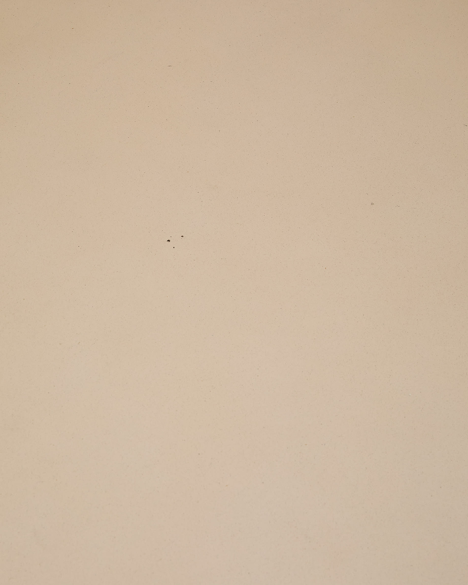 Eleganter runder Gartentisch Aiguablava aus robustem beige Zement, Ø 120 cm, perfekt für gesellige Stunden im Freien, pflegeleicht und wetterfest.