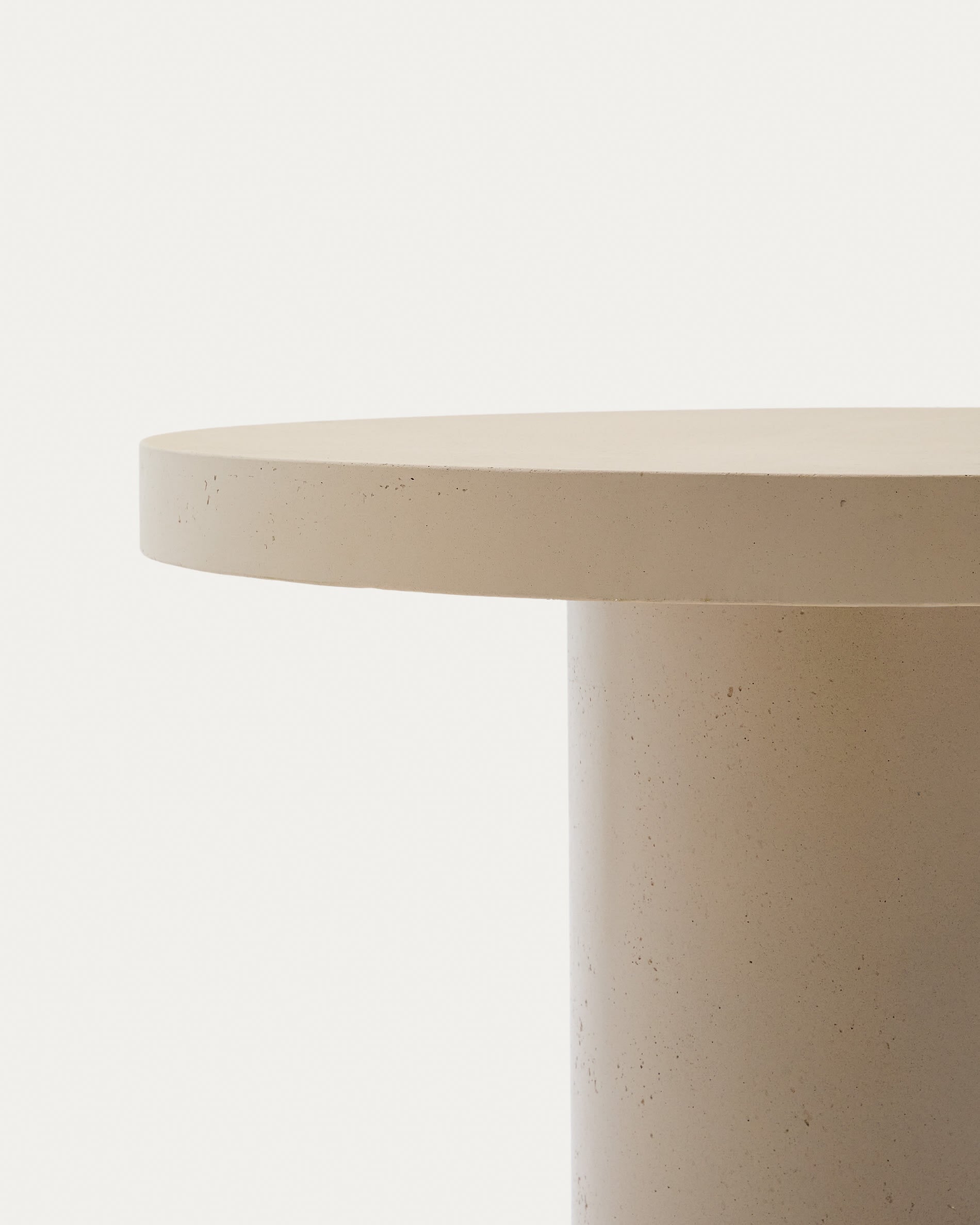 Beiger runder Tisch Aiguablava aus glasfaserverstärktem Beton, perfekt für Garten und Terrasse. Langlebig, pflegeleicht und stilvoll.