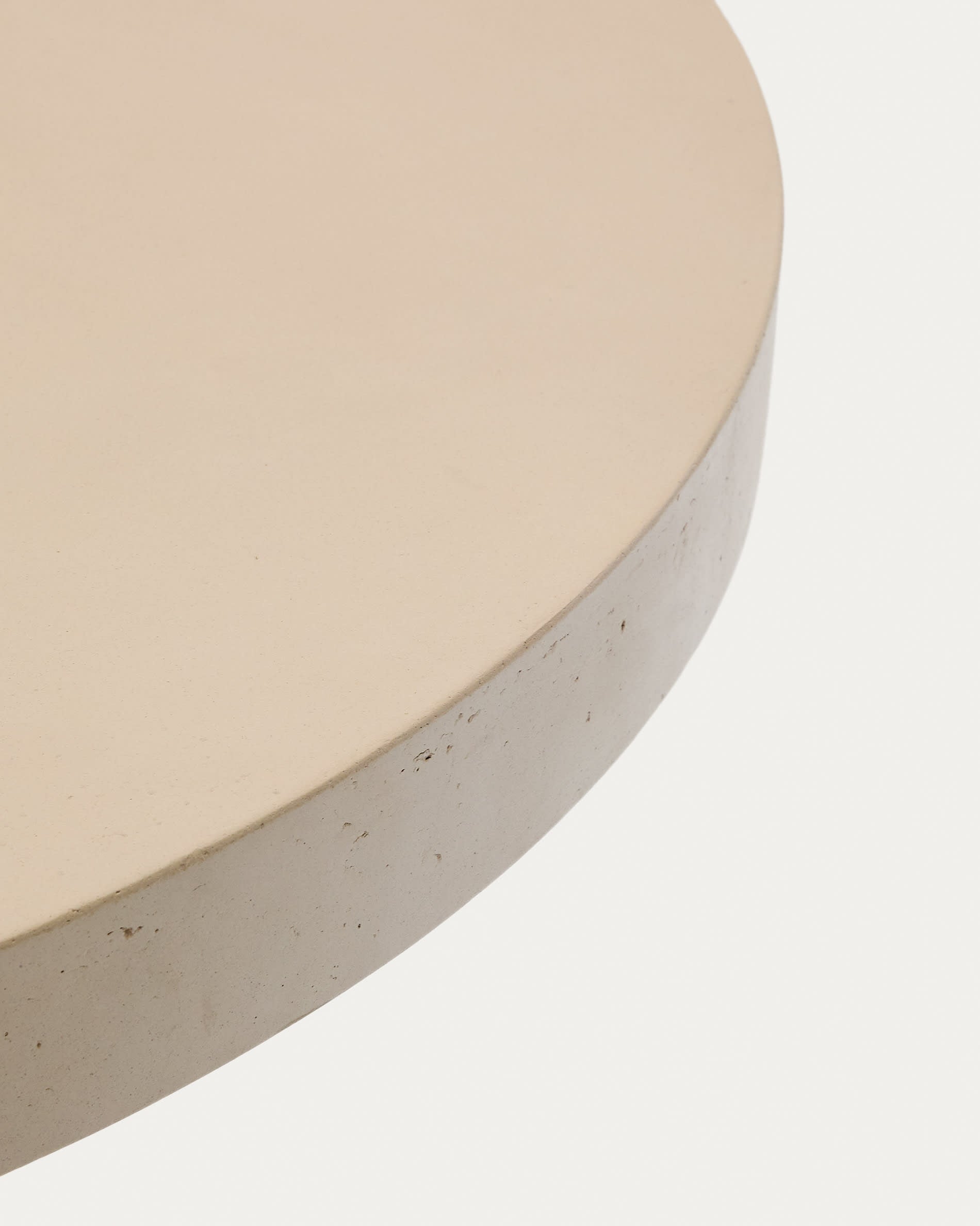 Eleganter runder Tisch Aiguablava in Beige, Ø 90 cm. Ideal für Garten und Balkon, wetterfest, leicht und pflegeleicht für gesellige Stunden im Freien.