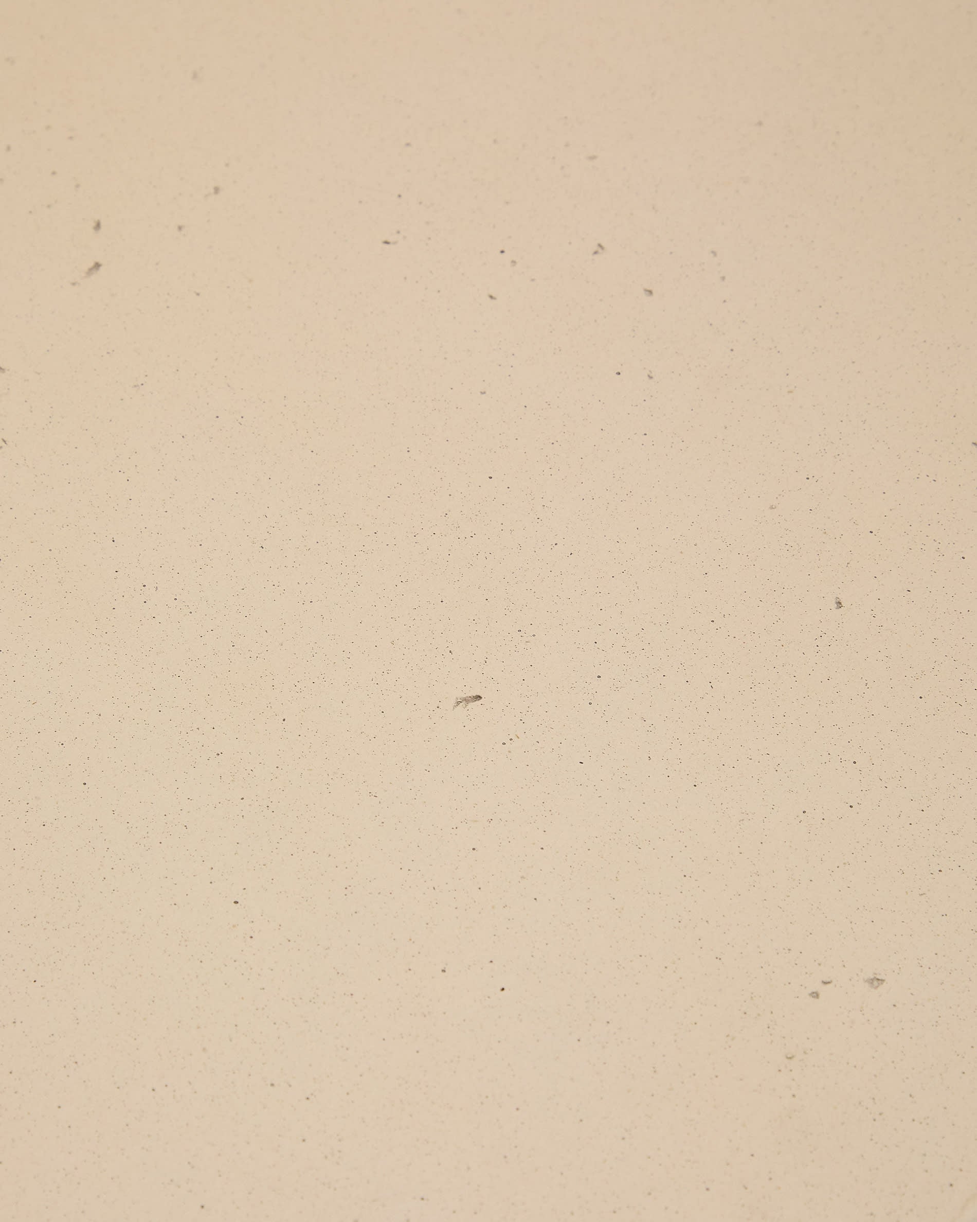 Stilvoller runder Tisch Aiguablava aus beige glasfaserverstärktem Beton, Ø 90 cm. Perfekt für Terrasse und Garten, robust, leicht und pflegeleicht.