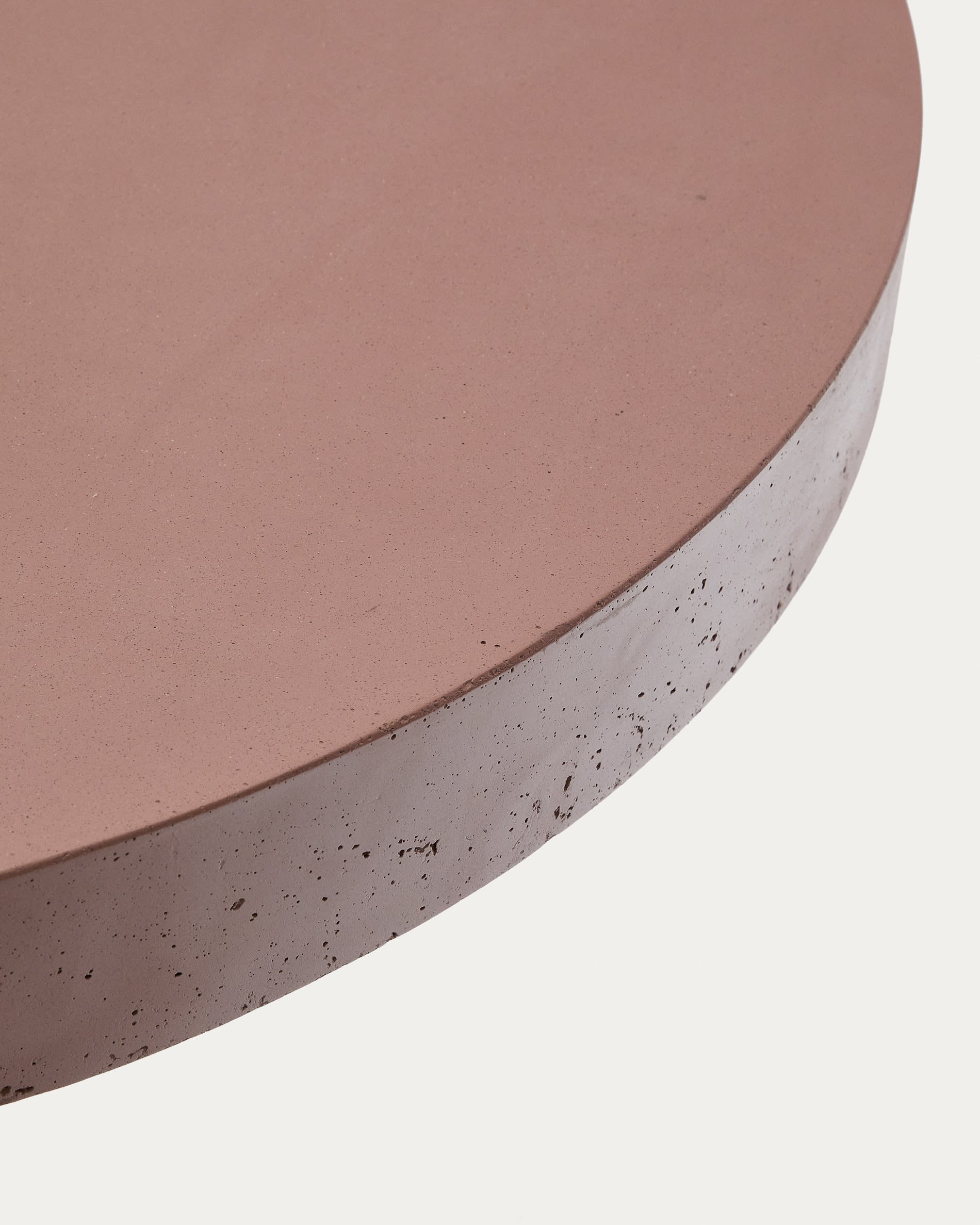 Der runde Tisch Aiguablava in Terrakotta-Optik vereint elegantes Design und robuste Materialien, ideal für gesellige Stunden im Freien.