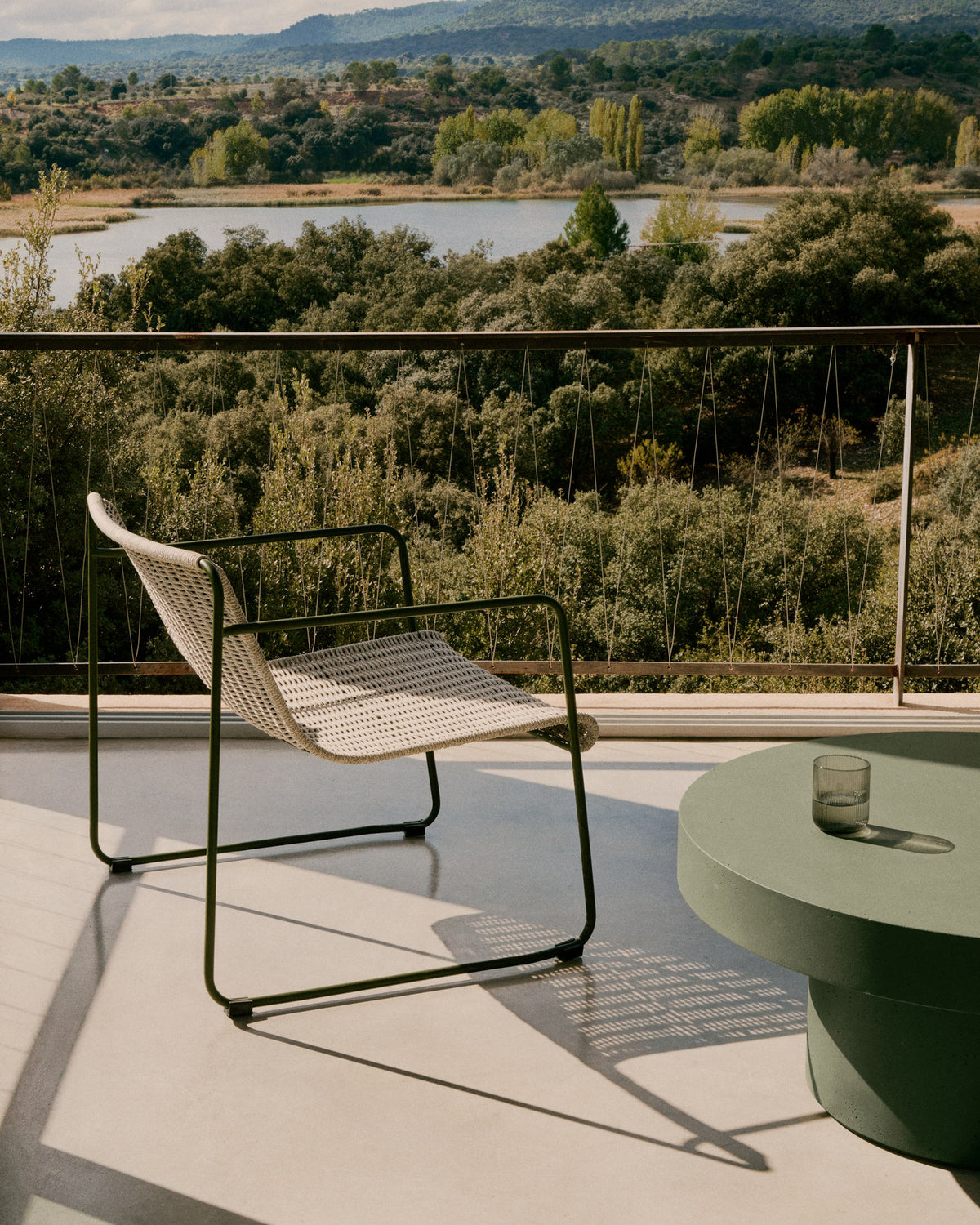 Couchtisch Aiguablava aus Zement in Grün Ø 90 cm in Dunkelgrün präsentiert im Onlineshop von KAQTU Design AG. Loungetisch ist von Kave Home