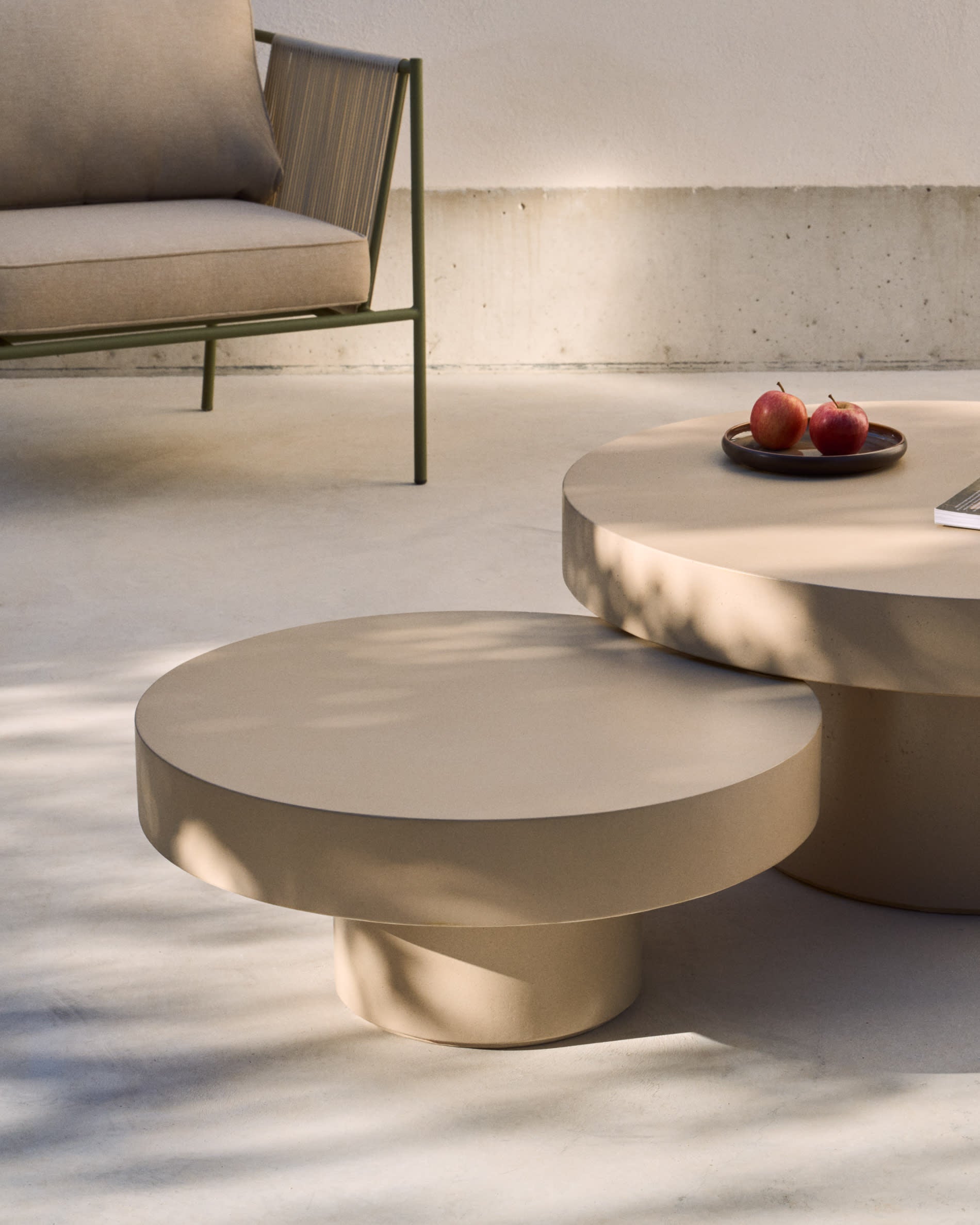 Moderner Couchtisch Aiguablava aus beigem Zement, Ø 90 cm, von Kave Home. Stilvolles Design für Ihr Wohnzimmer.