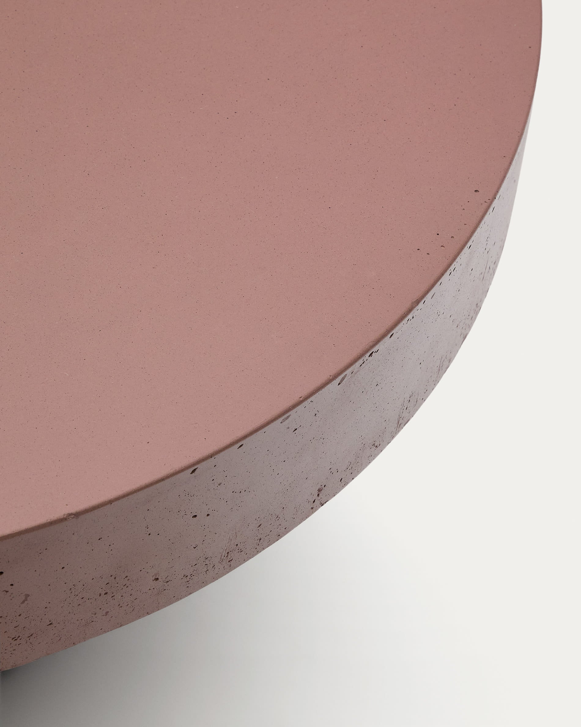 Eleganter Couchtisch Aiguablava aus robustem Zement in Terrakotta-Optik, Ø 90 cm. Ideal für stilvolle Outdoor-Bereiche, wetterfest und langlebig.