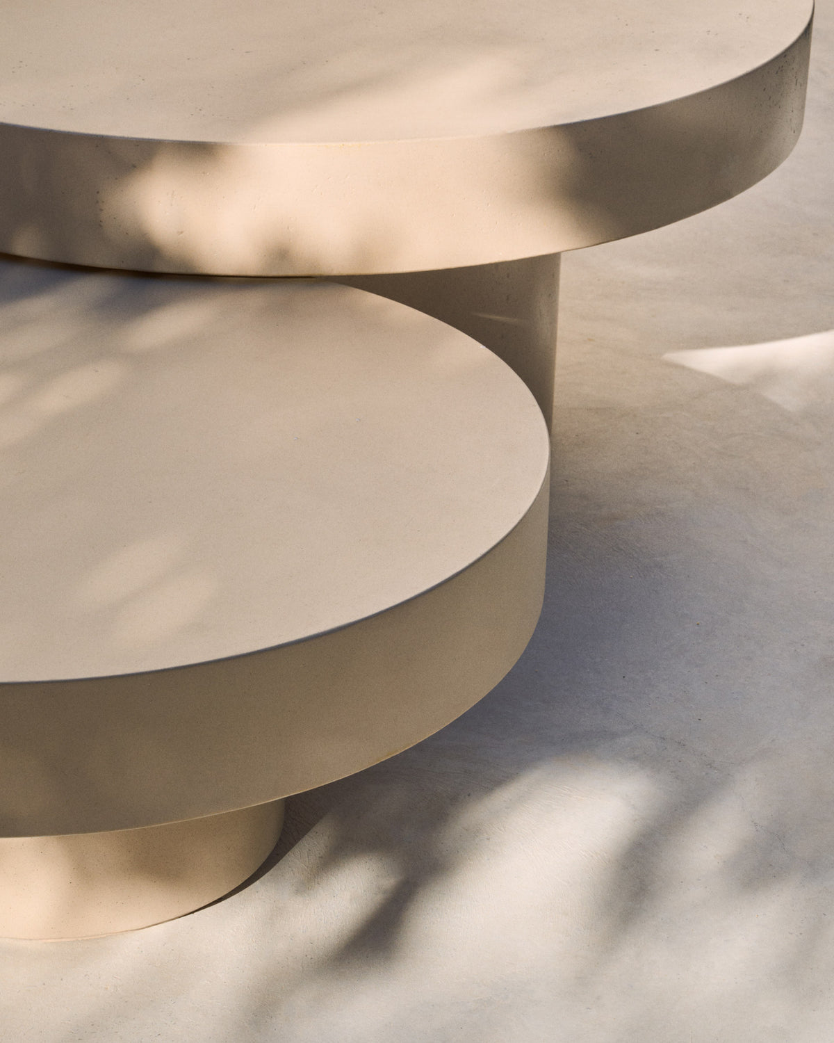 Couchtisch Aiguablava aus Zement in Beige Ø 66 cm in Beige präsentiert im Onlineshop von KAQTU Design AG. Loungetisch ist von Kave Home