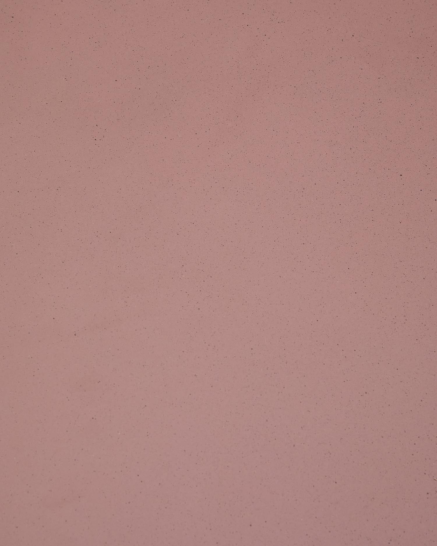 Stilvoller Couchtisch Aiguablava aus robustem, glasfaserverstärktem Beton in ansprechendem Terrakotta, Ø 66 cm. Perfekt für drinnen und draußen.