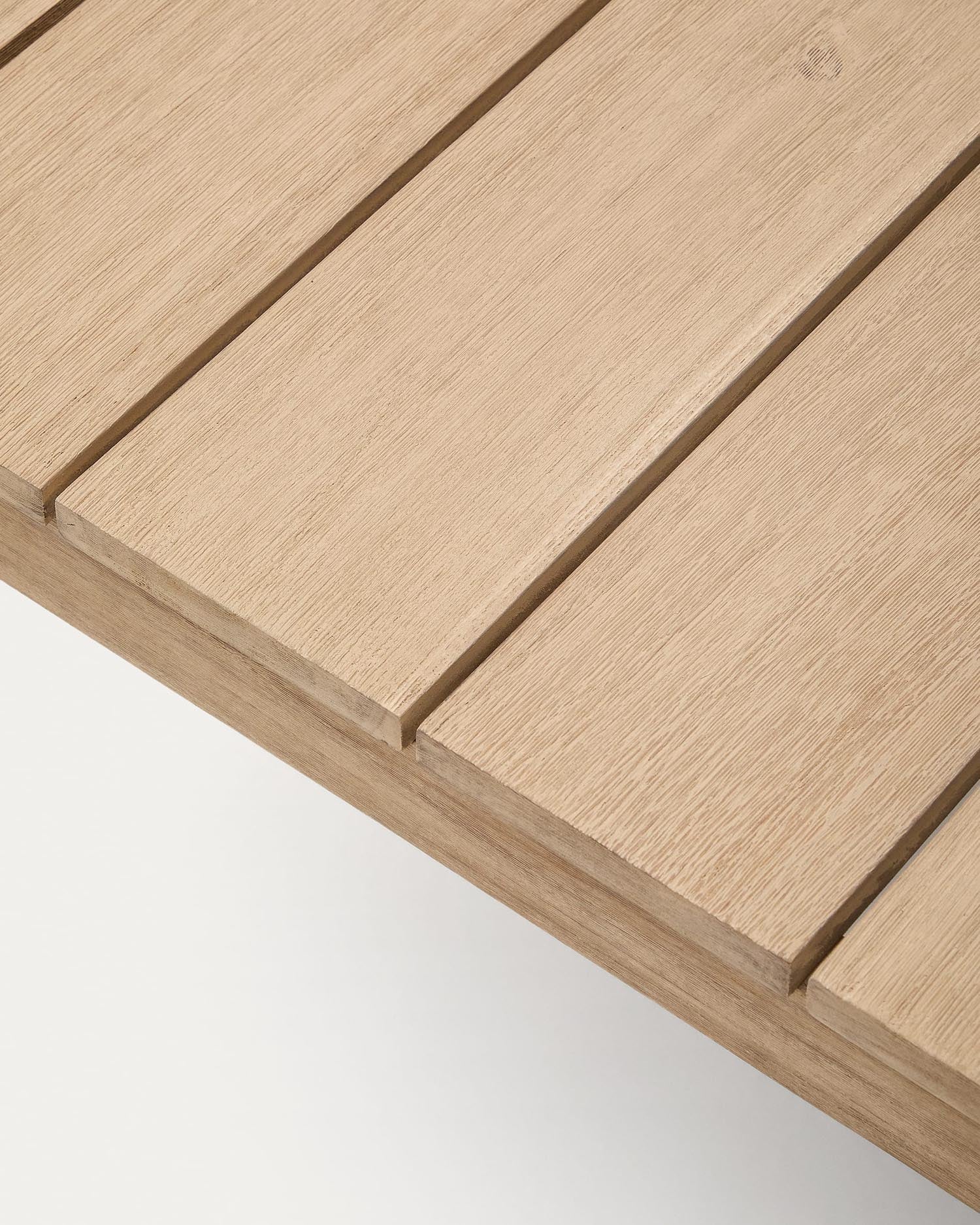 Stilvoller Couchtisch Ambra aus massivem Akazienholz, 82,5 x 140 cm, mit elegantem Finish. Ideal für drinnen und draußen, langlebig und vielseitig.