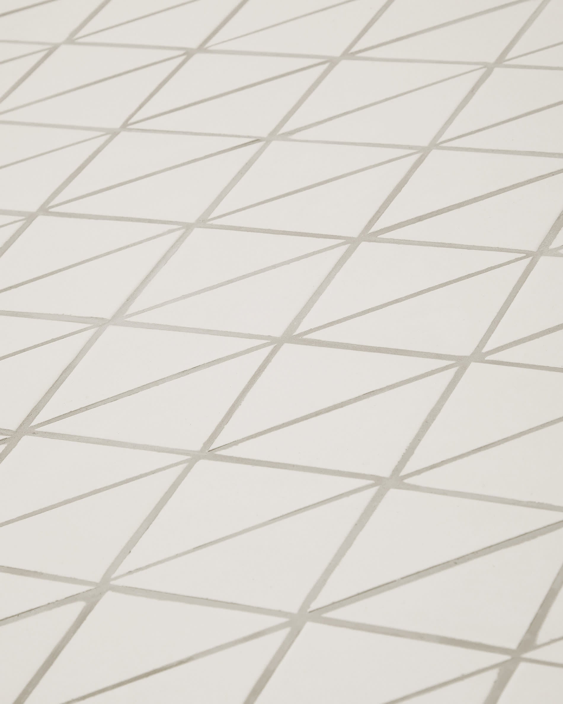 Entdecken Sie den eleganten Outdoor-Tisch Maurina aus grün verzinktem Stahl mit widerstandsfähigen Écru-Kacheln, perfekt für gesellige Momente im Freien.