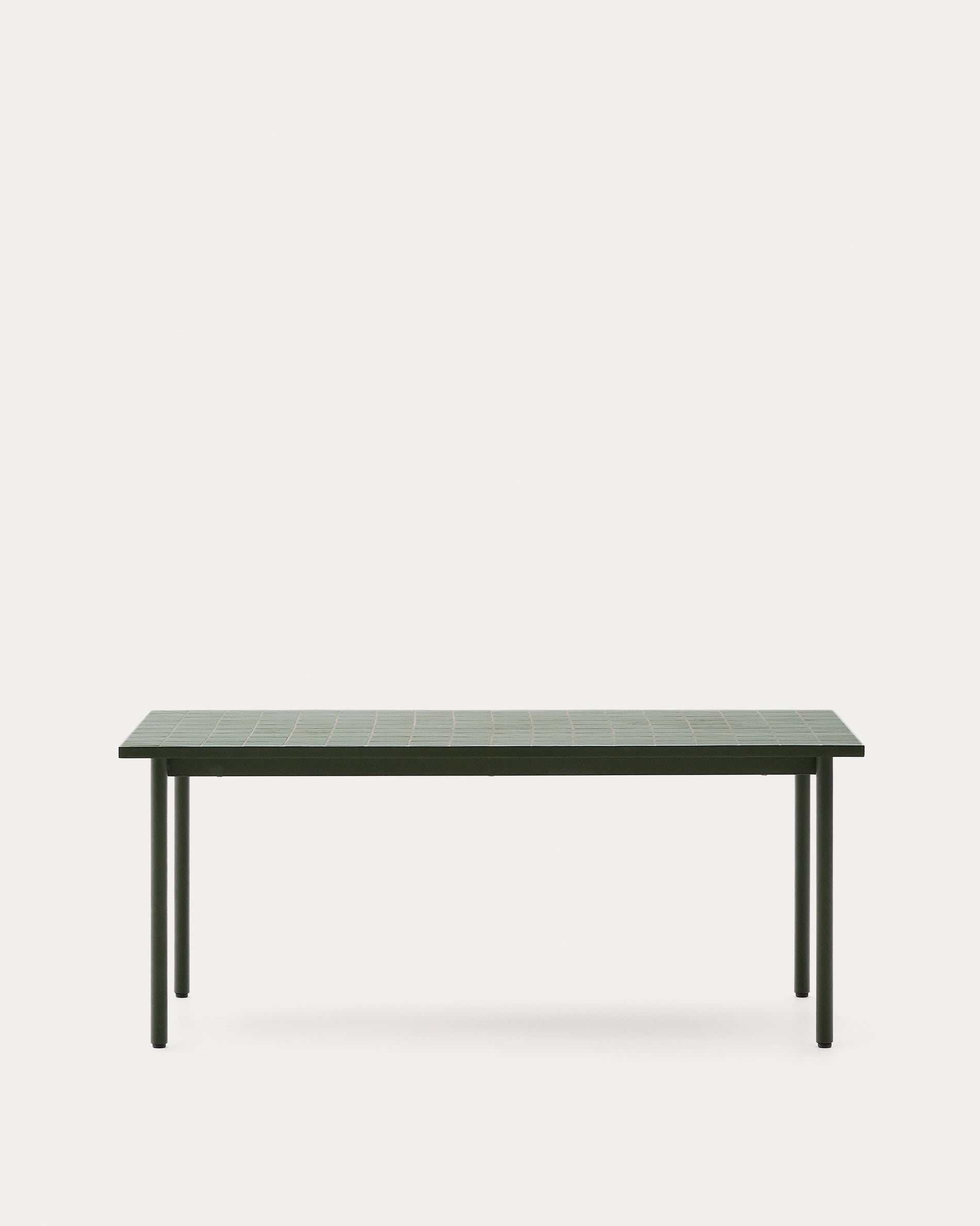 Stilvoller Outdoor-Tisch Maurina aus grün verzinktem Stahl und eleganten Kacheln, perfekt für gesellige Abende im Freien.