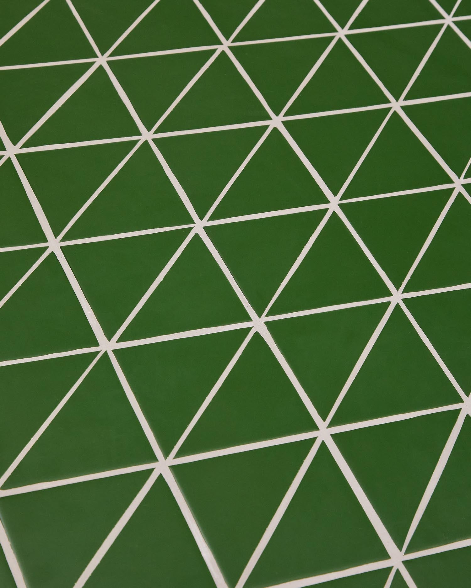 Eleganter Outdoor-Tisch Maurina aus grün verzinktem Stahl und stilvollen Keramikkacheln, perfekt für entspannte Stunden im Freien.