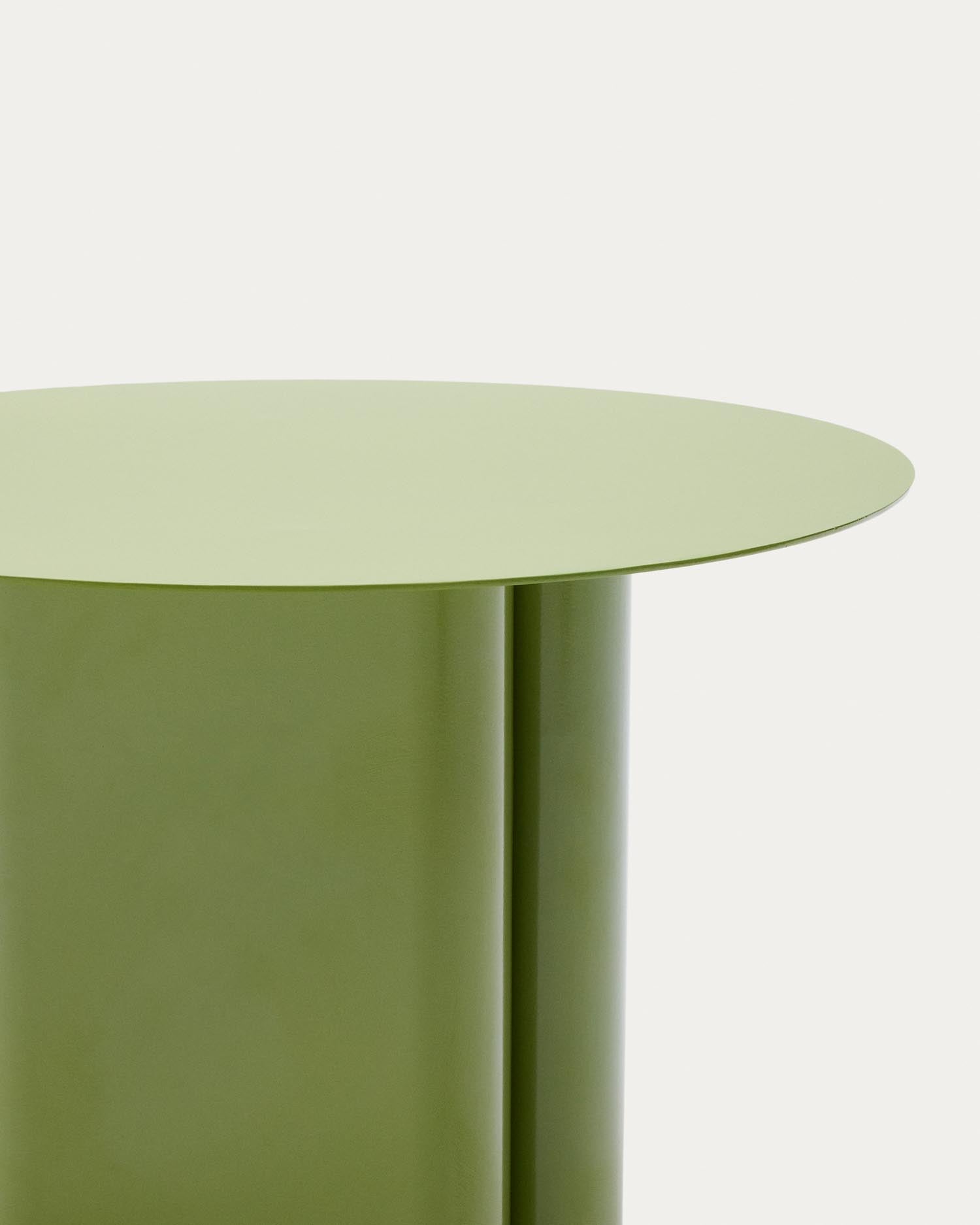 Der elegante Beistelltisch Arvin von Kave Home aus robustem, grünem Eisen (Ø 55 cm) vereint minimalistisches Design mit vielseitiger Einsatzfähigkeit.